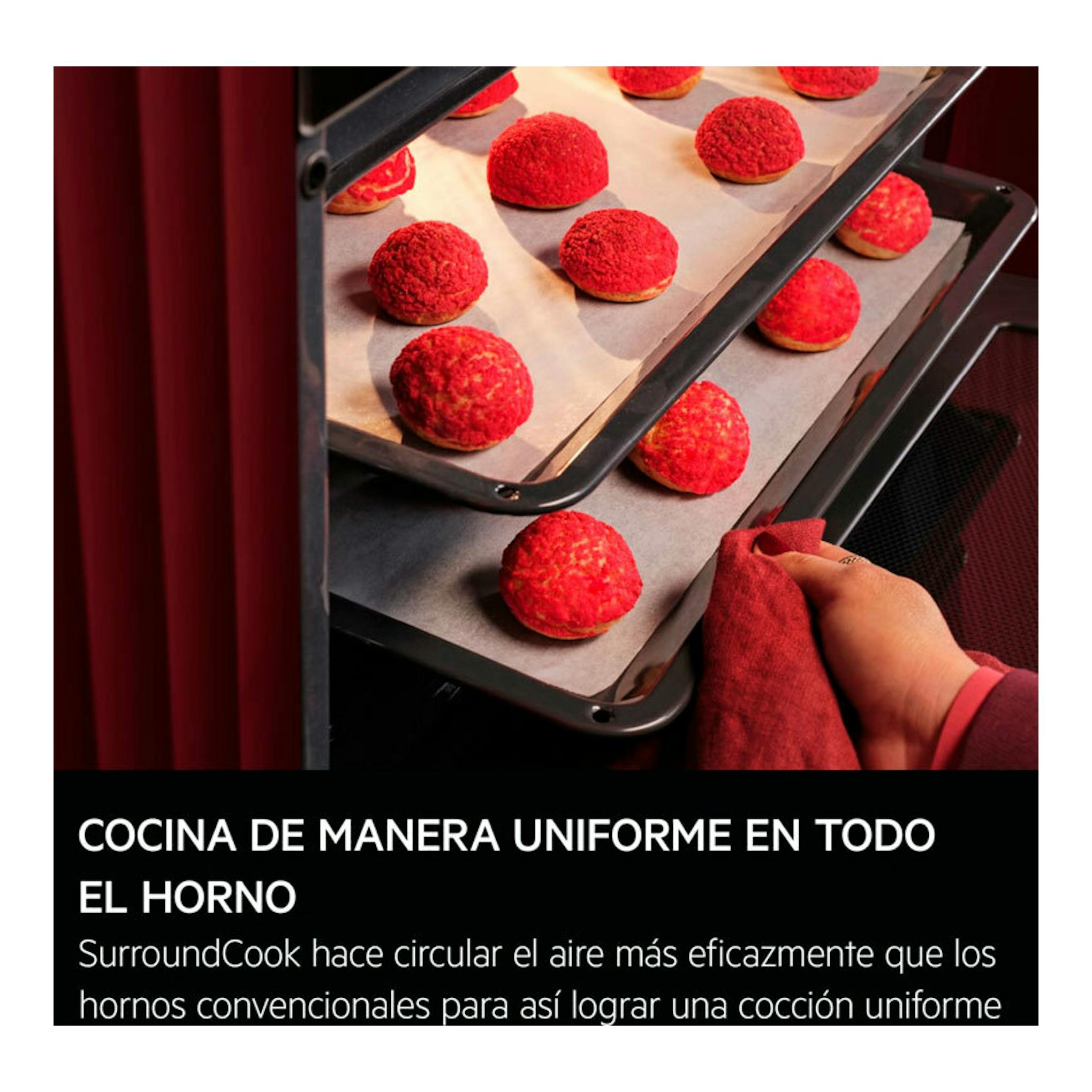 Horno AEG OU5PB41WSB de cristal negro, interior con varias bandejas y bollos rojos en perspectiva.