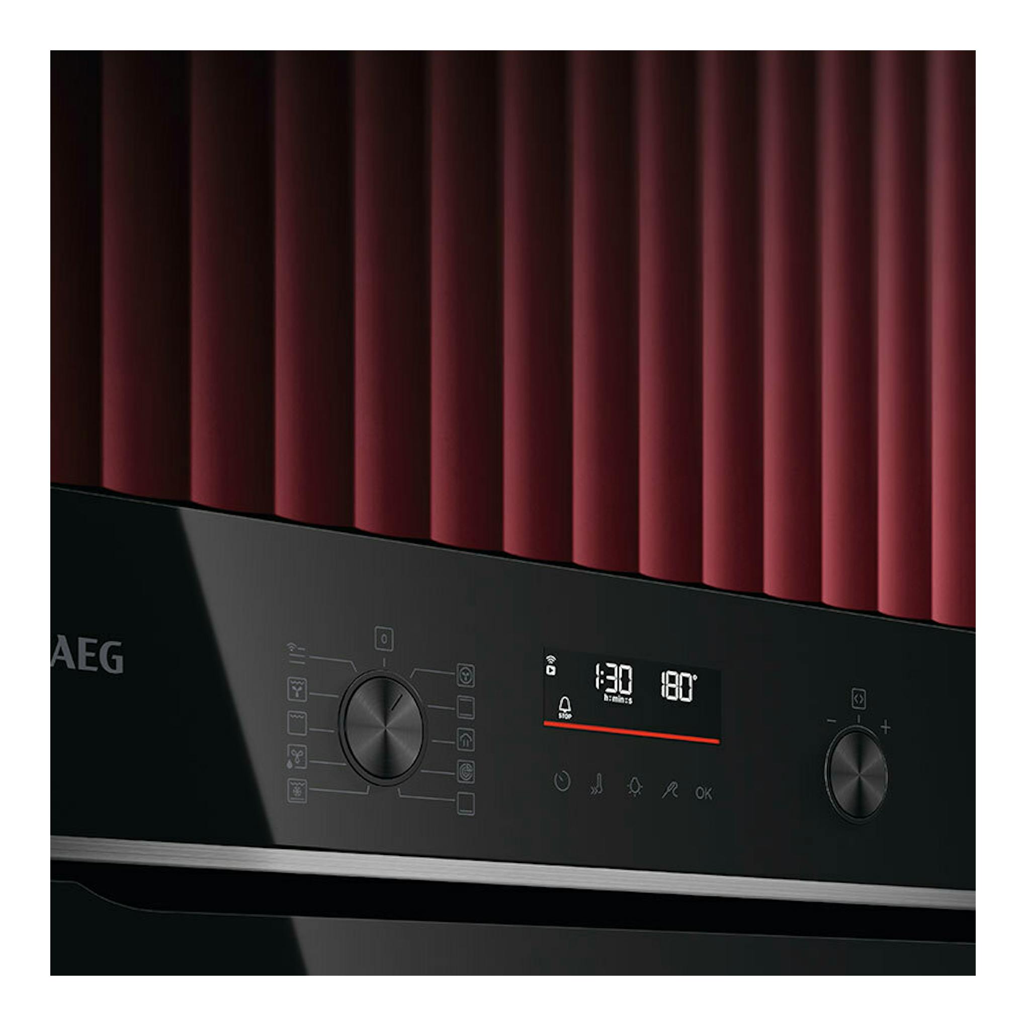 Horno AEG TA5PB531AB de cristal negro, primer plano del panel frontal con pantalla y mandos.