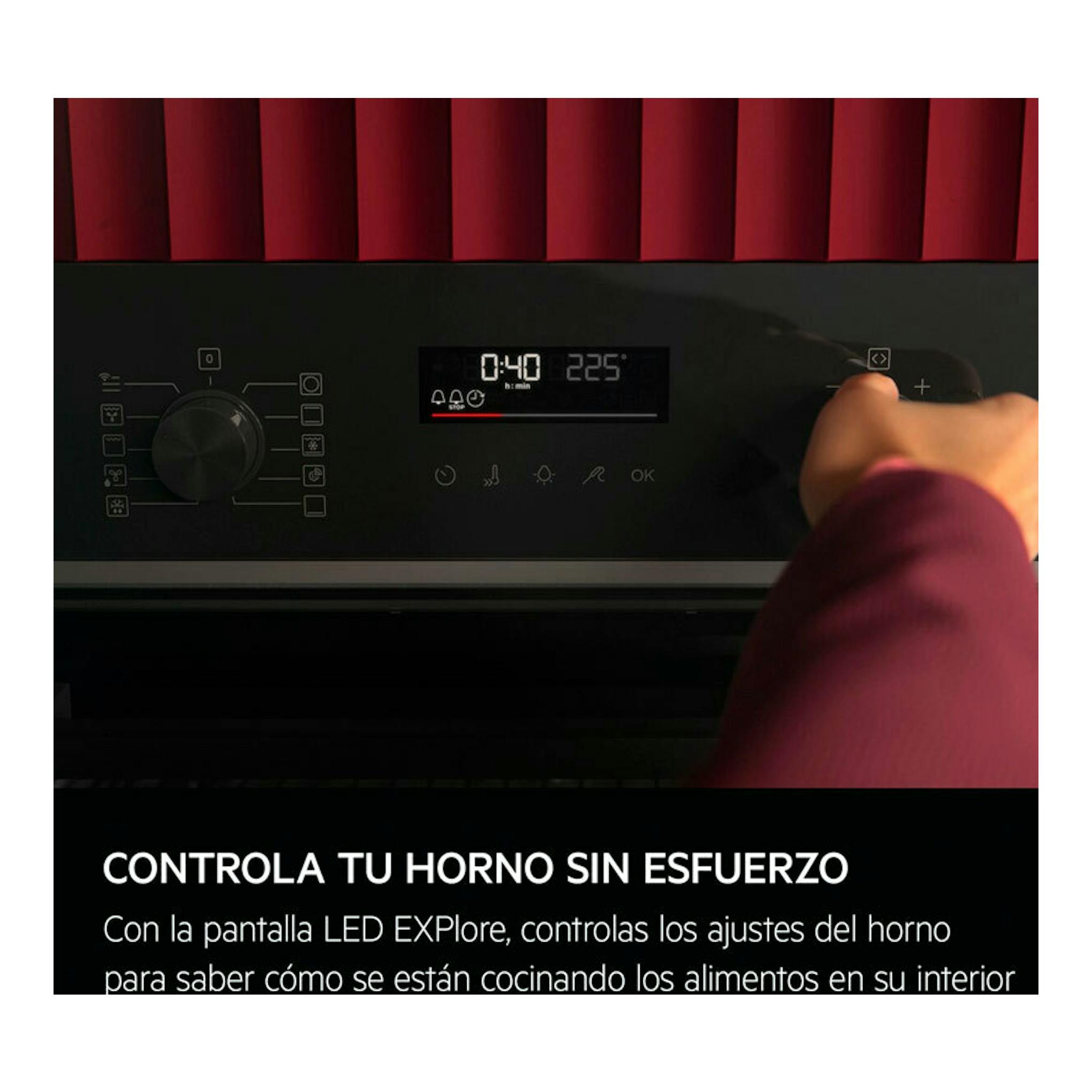 Horno AEG TA5PB531AB de cristal negro, vista frontal del panel de control con pantalla LED y una mano ajustando.