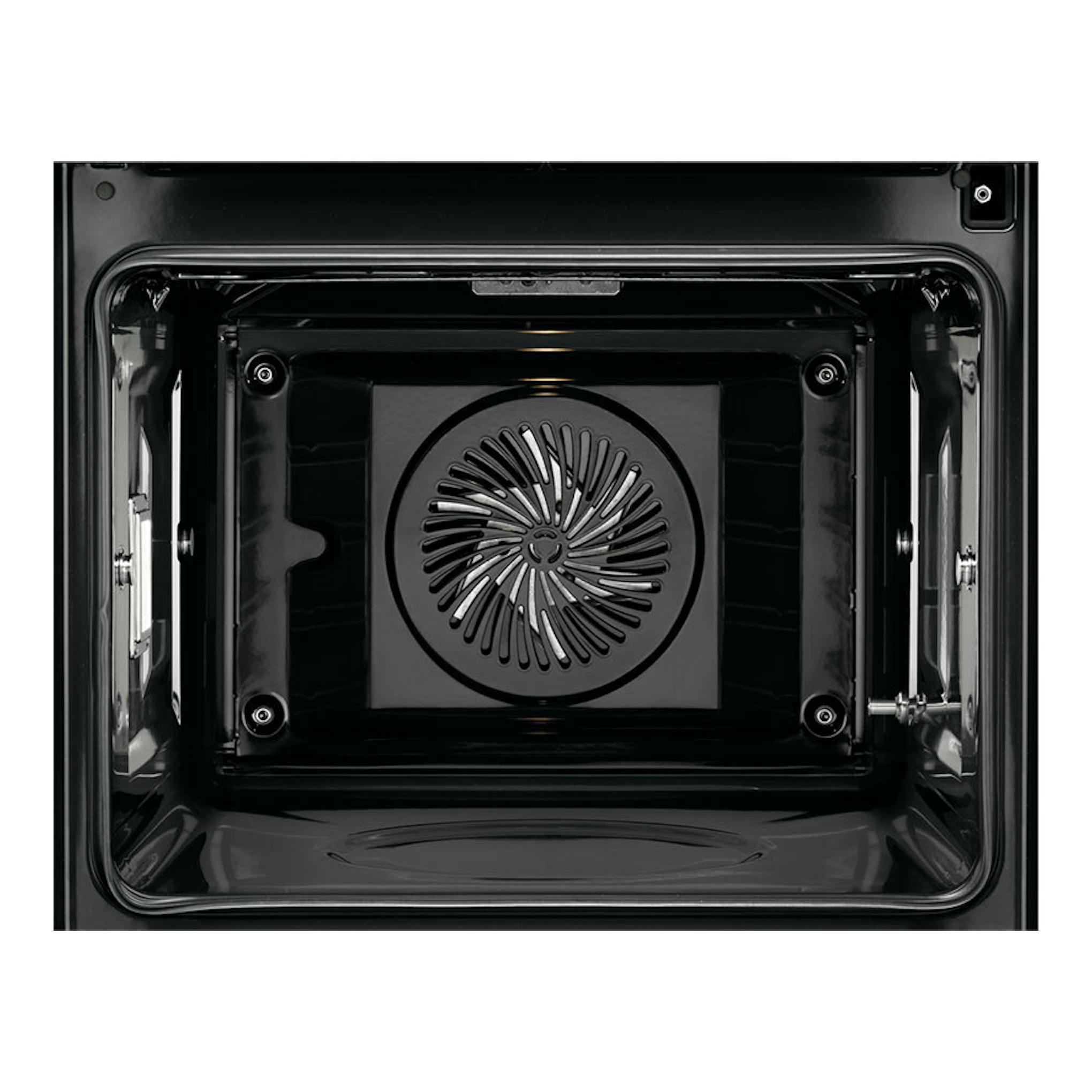 Interior de horno AEG TB8SB73ZAB negro, vista frontal del compartimento con ventilador trasero circular.