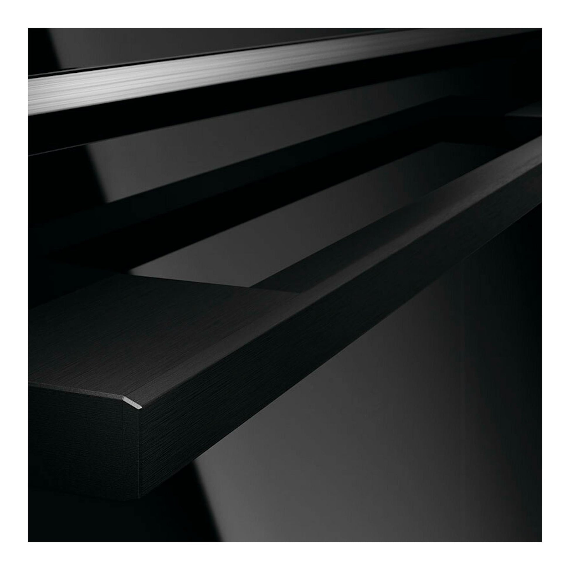 Horno AEG TB8SB73ZAB de cristal negro, primer plano en vista oblicua del frontal.