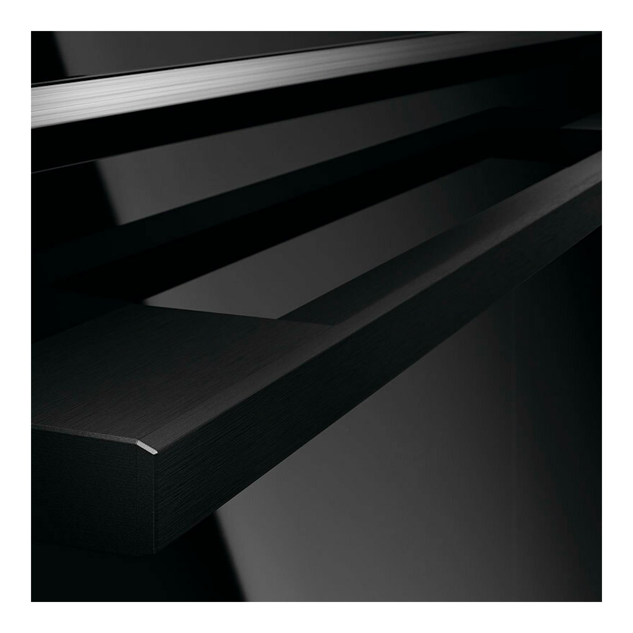Horno AEG TB8SB73ZAB de cristal negro, primer plano en vista oblicua del frontal.