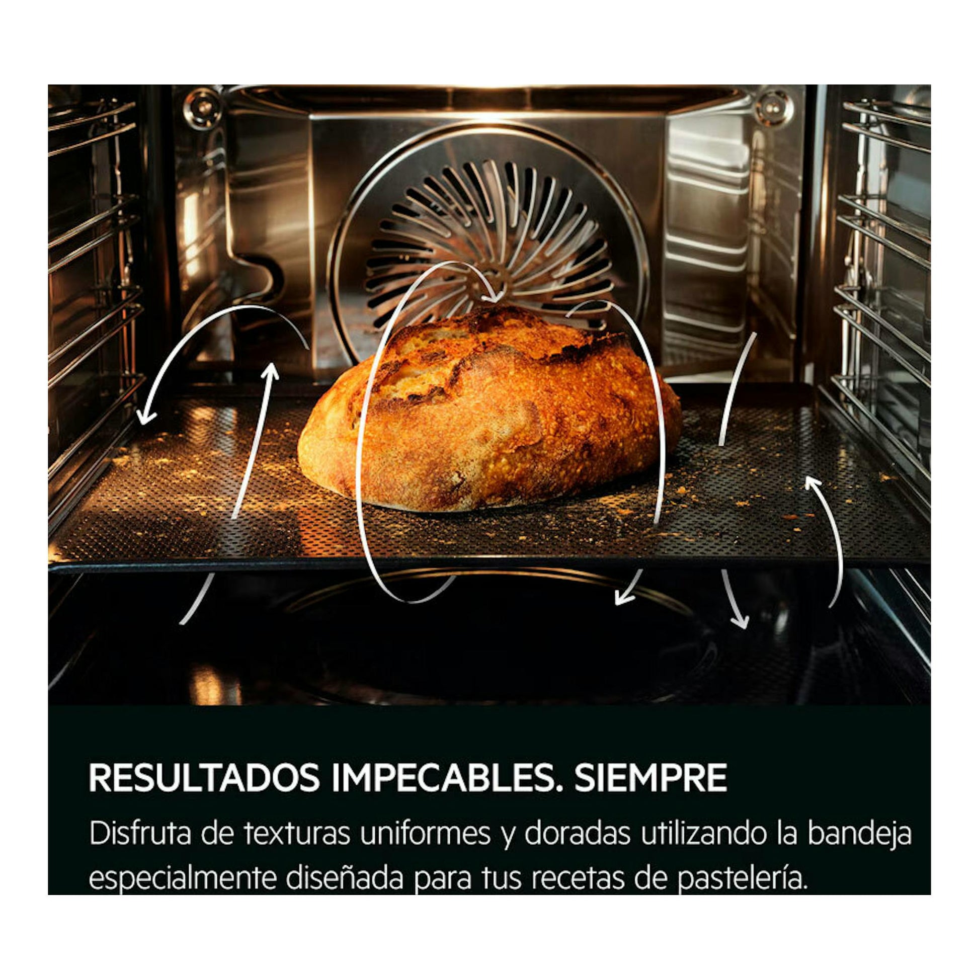Vista frontal del interior de un horno AEG TP9SK821B en cristal negro, con pan sobre bandeja perforada.