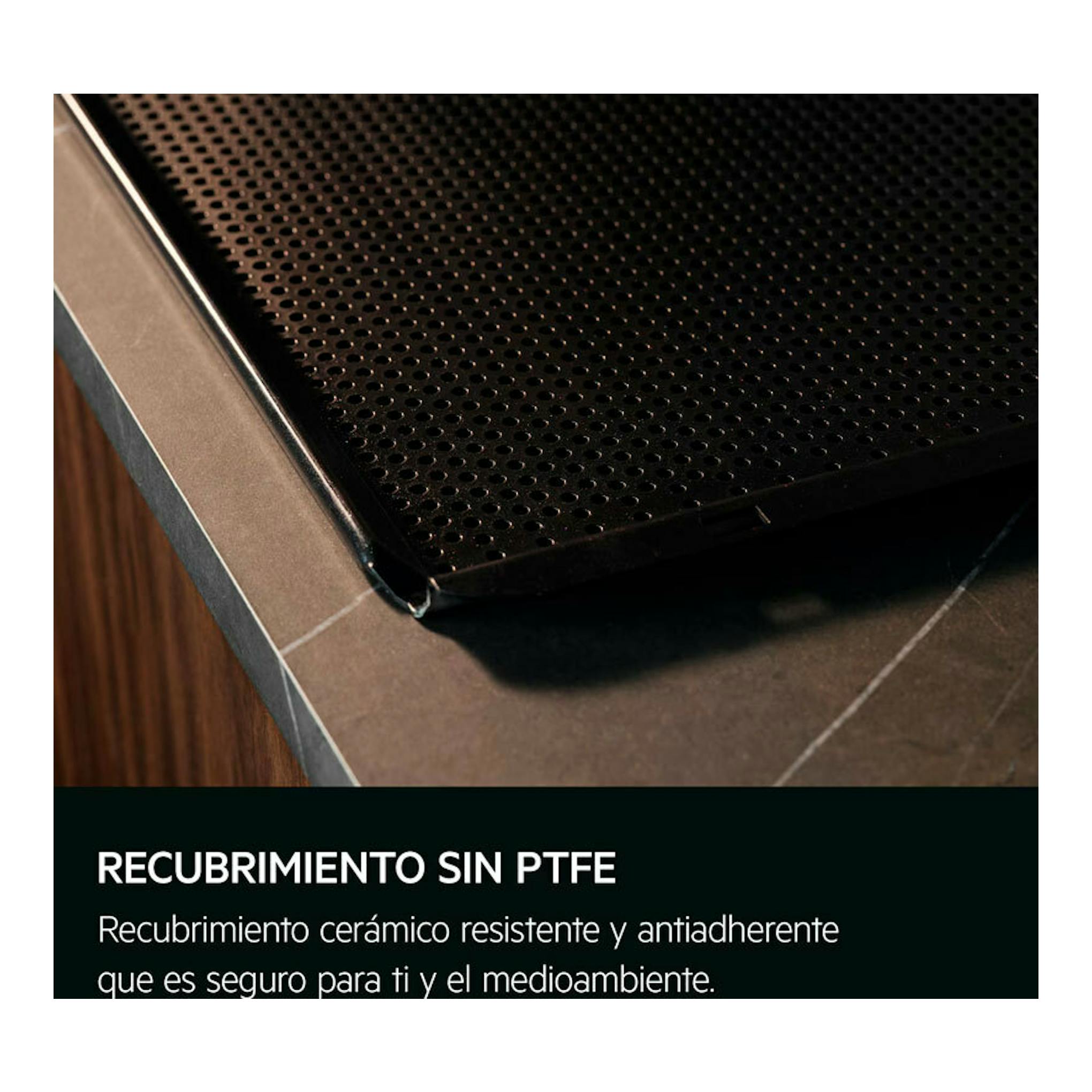 Primer plano de la superficie negra perforada de un horno AEG TP9SK821B y texto sobre recubrimiento sin PTFE.