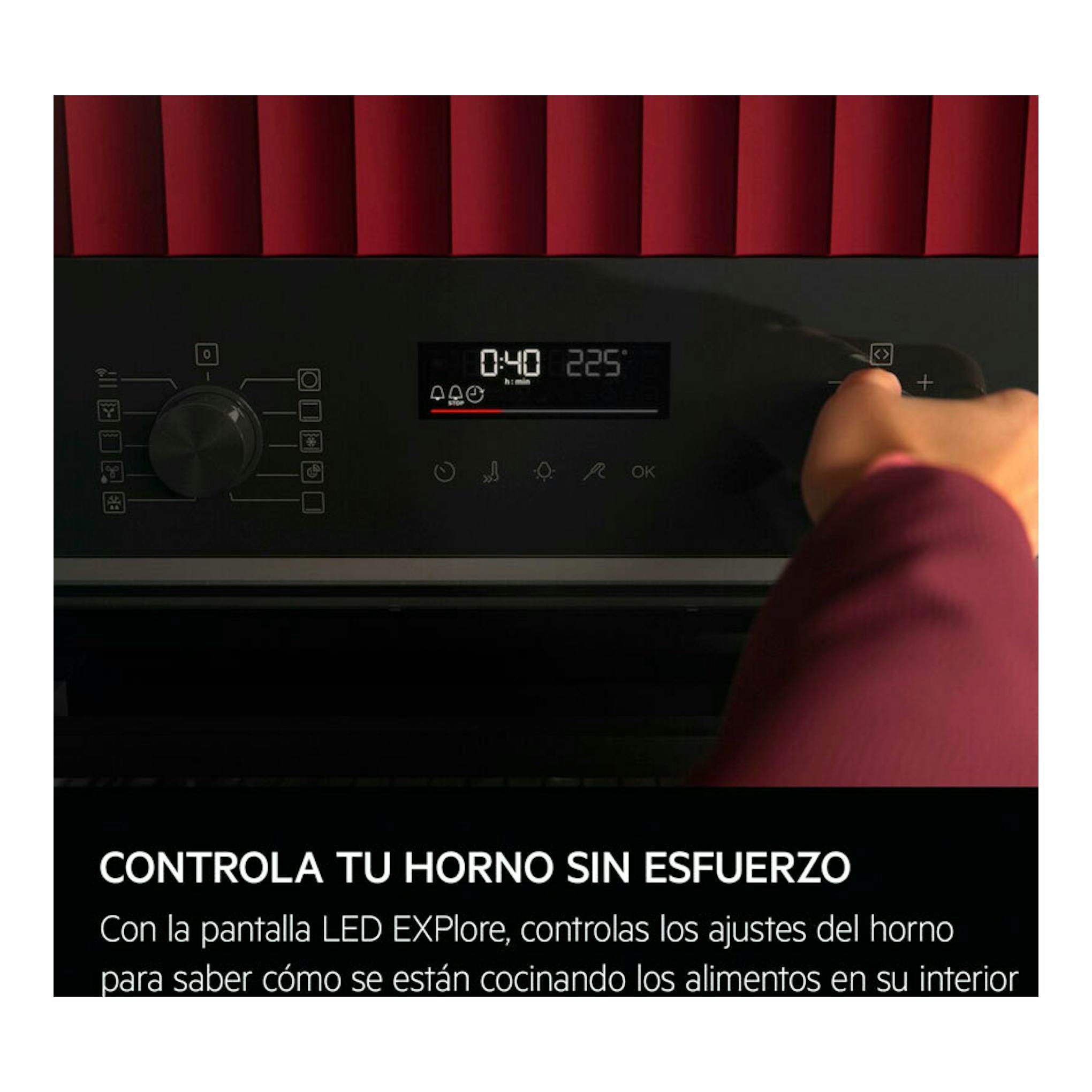 Horno AEG TR6PB531SB de cristal negro, vista frontal del panel de control con una mano ajustando la pantalla LED.