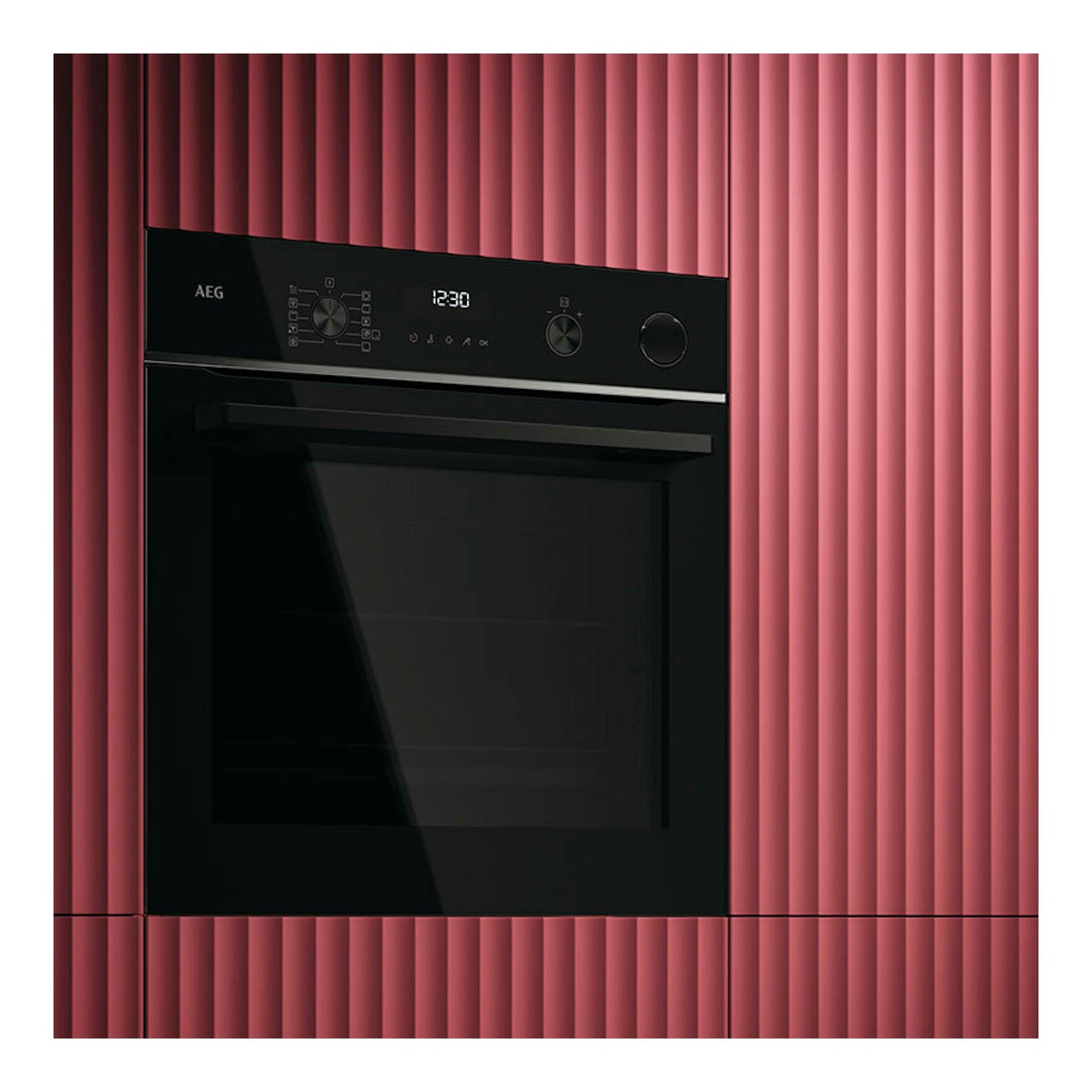 AEG TR6PB531SB, horno empotrable negro de cristal, vista frontal con pantalla digital y mandos.