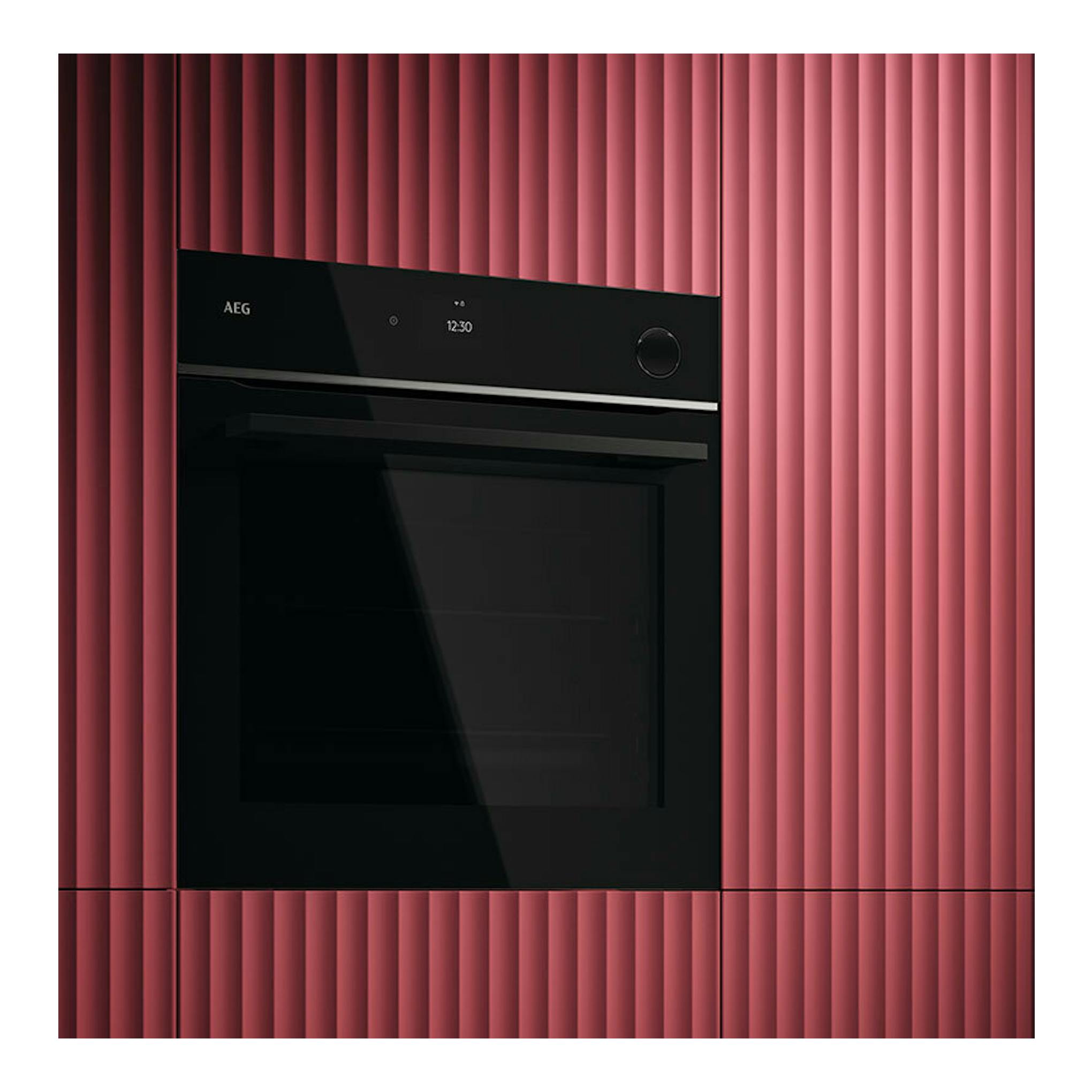 Horno AEG TR7PB73FSB de cristal negro, vista frontal, empotrado sobre fondo rosa estriado.
