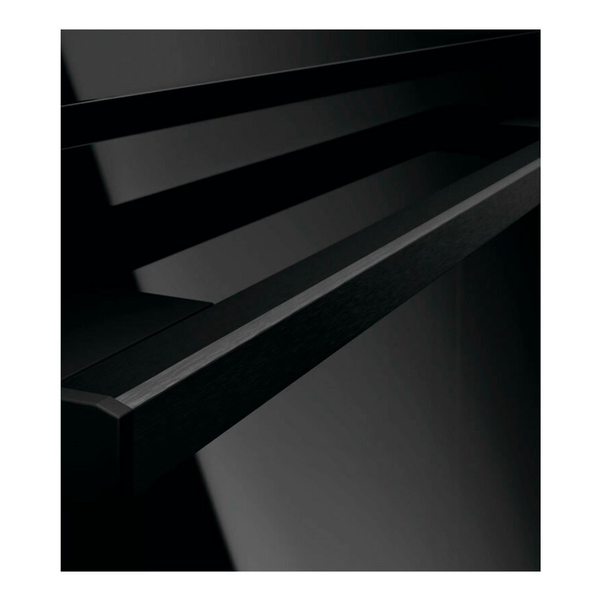 Horno AEG TU5PB41FSK negro, vista en primer plano del asa de la puerta.