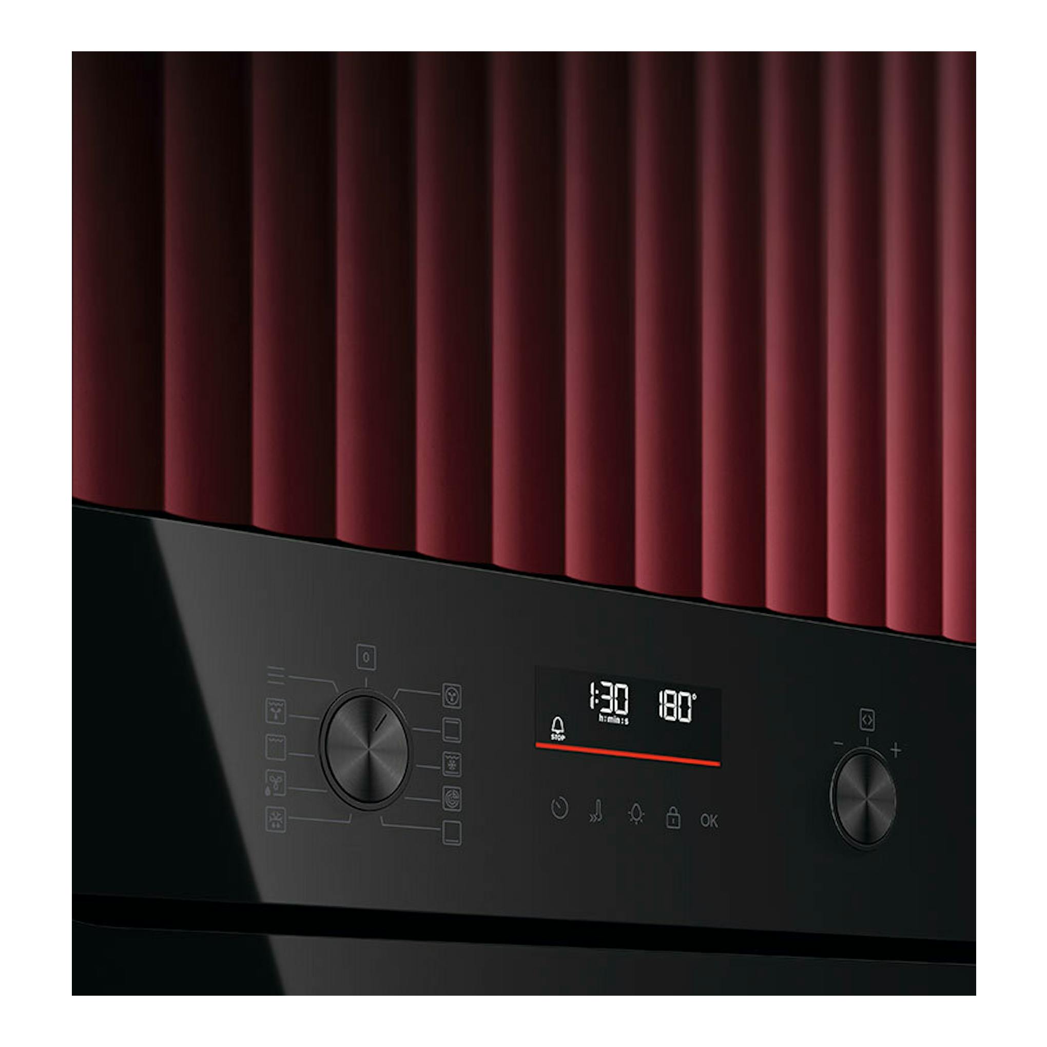 Horno AEG TU5PB41FSK negro, vista frontal inclinada, con pantalla digital y dos mandos giratorios.