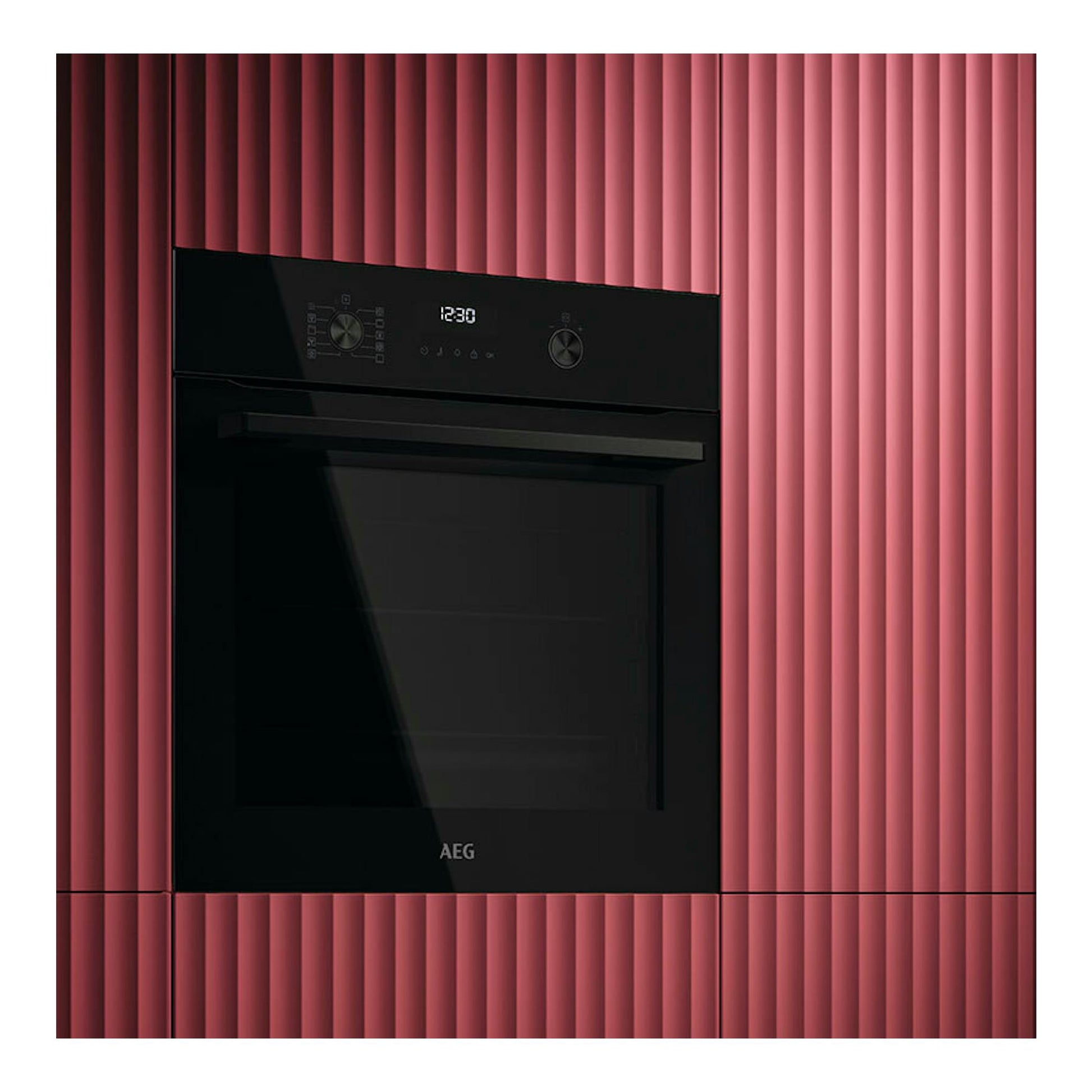 Horno AEG TU5PB41FSK negro empotrado, vista frontal con panel digital y dos mandos.