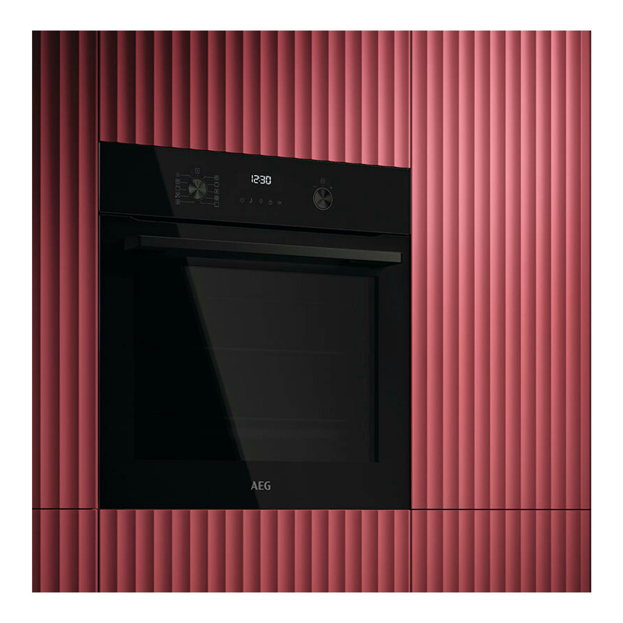 Horno AEG TU5PB41FSK negro empotrado, vista frontal con panel digital y dos mandos.