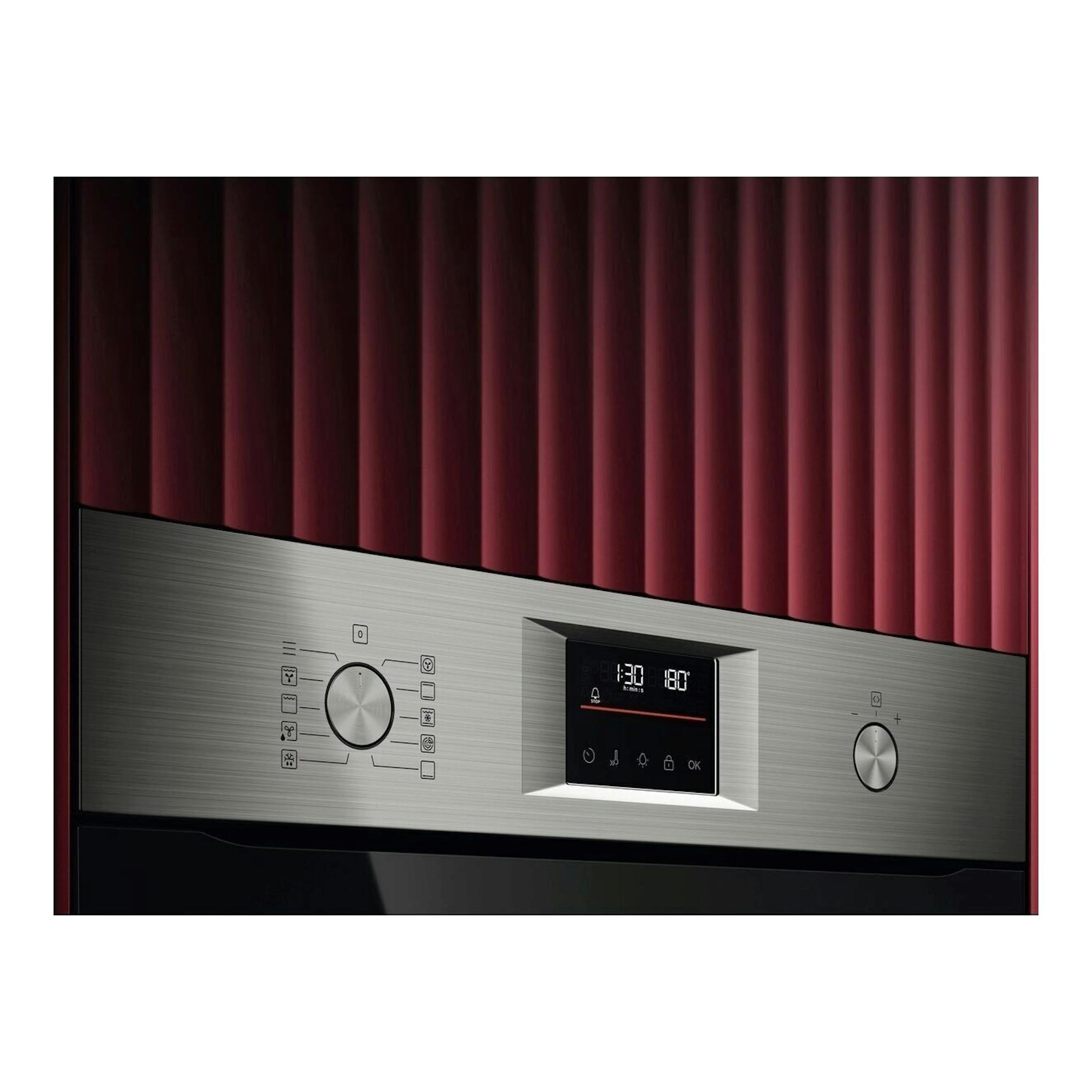 Horno AEG TU5PB43SM empotrado, frontal de acero inoxidable con pantalla digital y dos mandos.