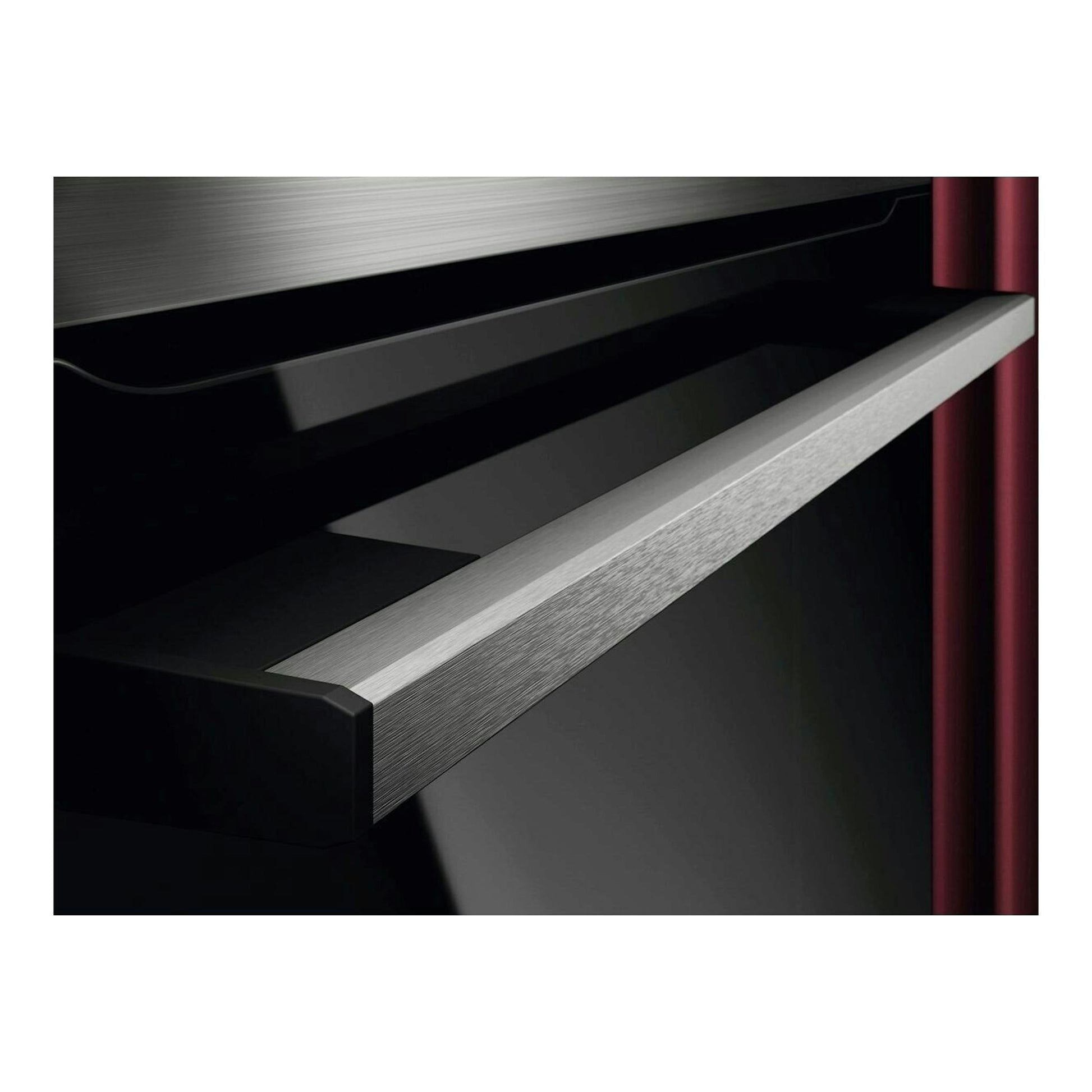 Horno AEG TU5PB43SM en negro, vista cercana del tirador de acero inoxidable.