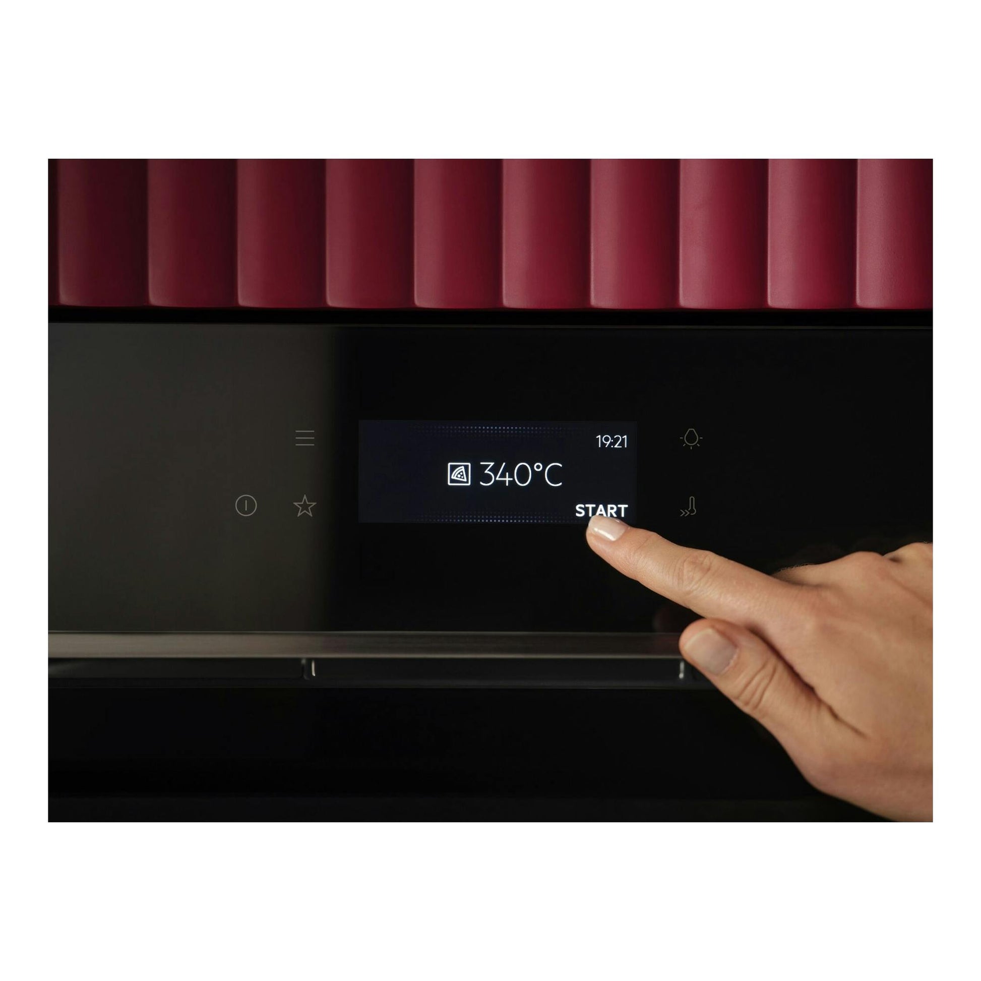 Horno AEG TX7PB631SB negro, panel táctil frontal con pantalla iluminada y una mano pulsando START.