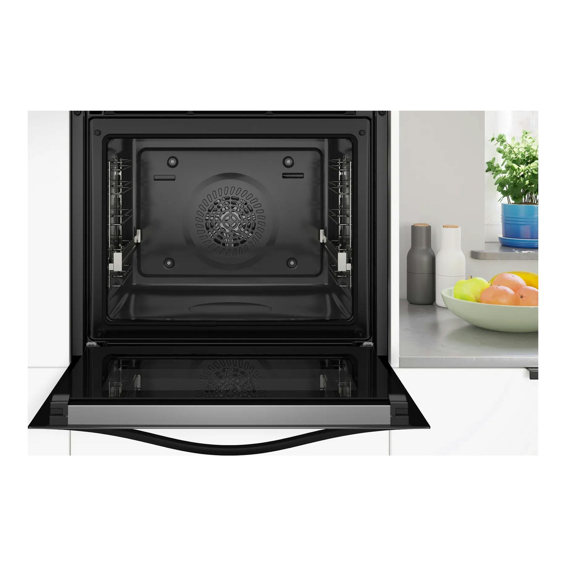 Horno empotrable Balay 3HA5749B3 negro, con puerta abatible abierta y vista frontal del interior.