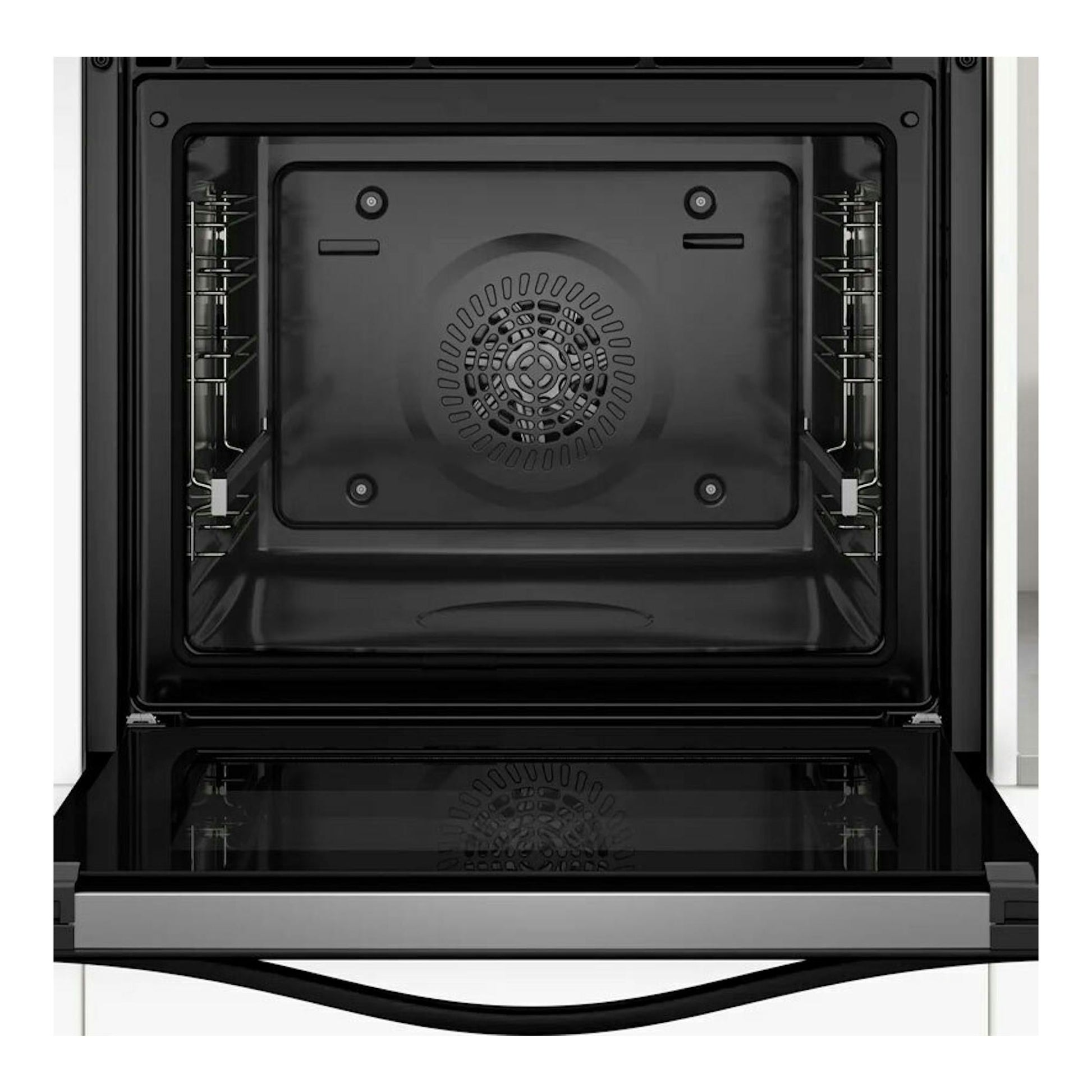 Interior de un horno Balay 3HB4841X3, vista frontal abierta, interior negro con ventilador trasero.