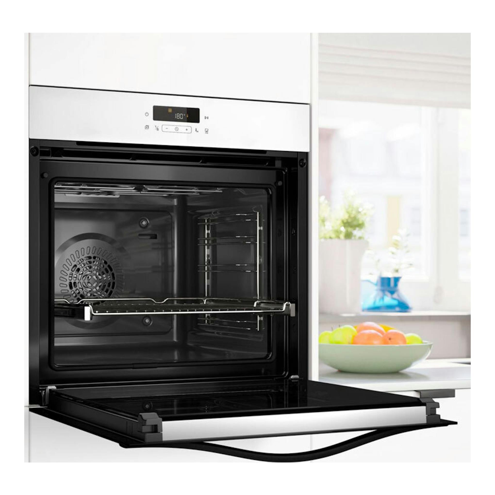 Horno Balay 3HD5829B3 de cristal blanco, vista frontal, con puerta abatible abierta y cavidad negra.