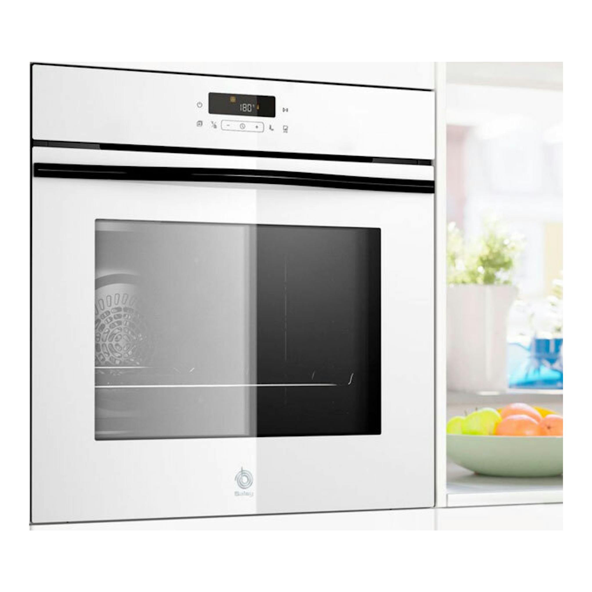 Horno empotrable Balay 3HD5829B3 blanco, vista frontal, con puerta de cristal negro y panel digital.