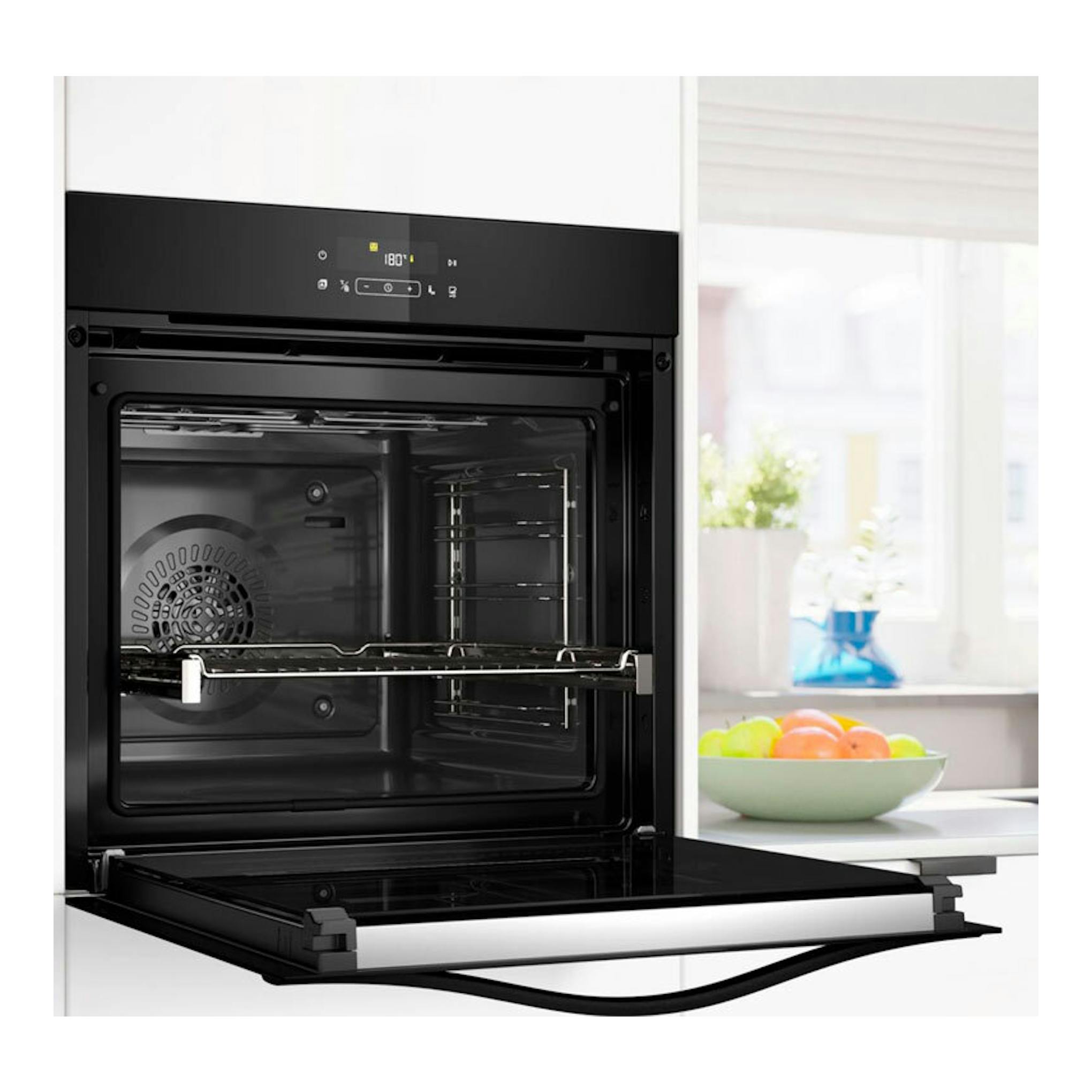 Horno Balay 3HD5829N3 de cristal negro, empotrado y abierto, con interior visible y puerta abatible.
