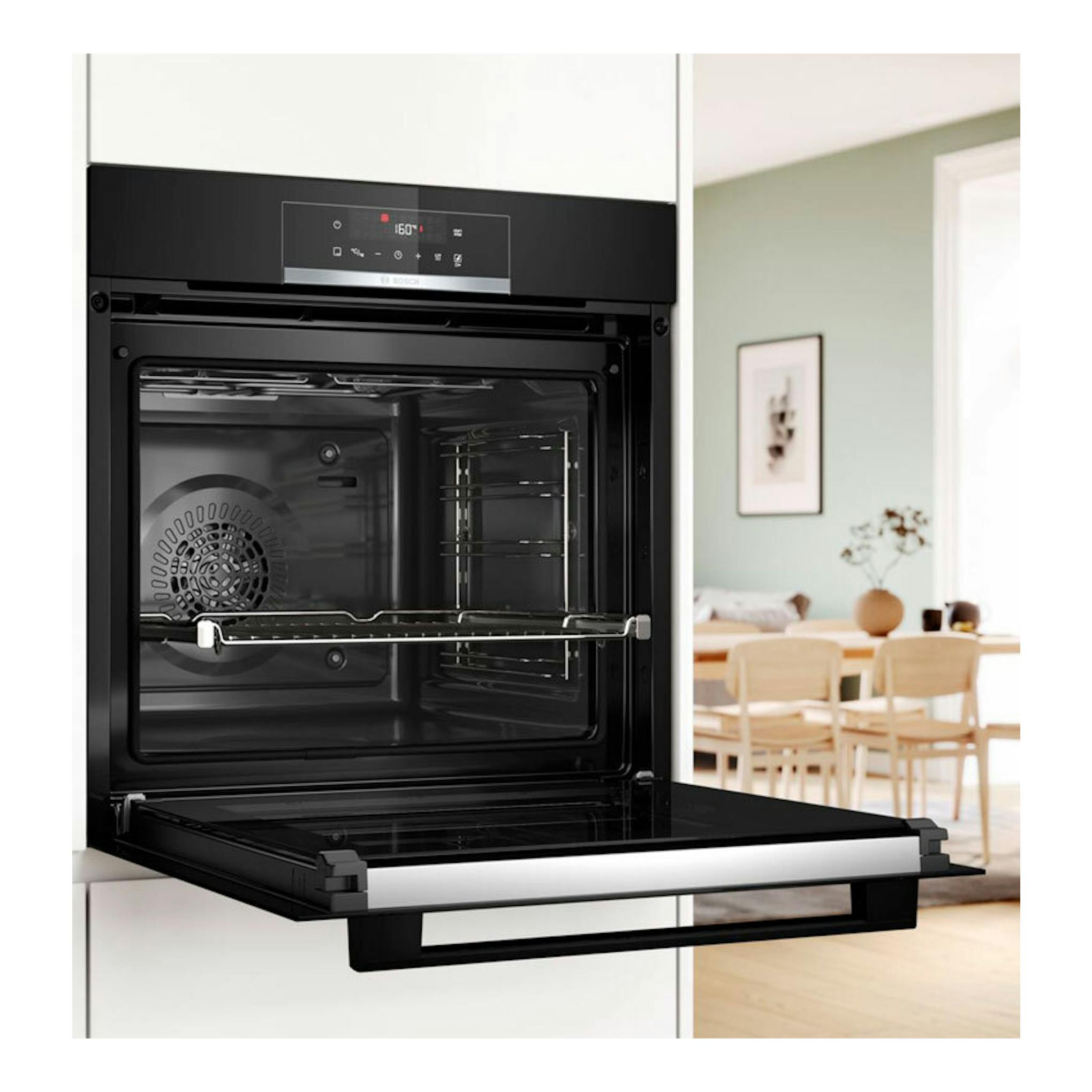 Horno Bosch HBA572EB3 negro, visto de frente con la puerta abatida y el interior visible.