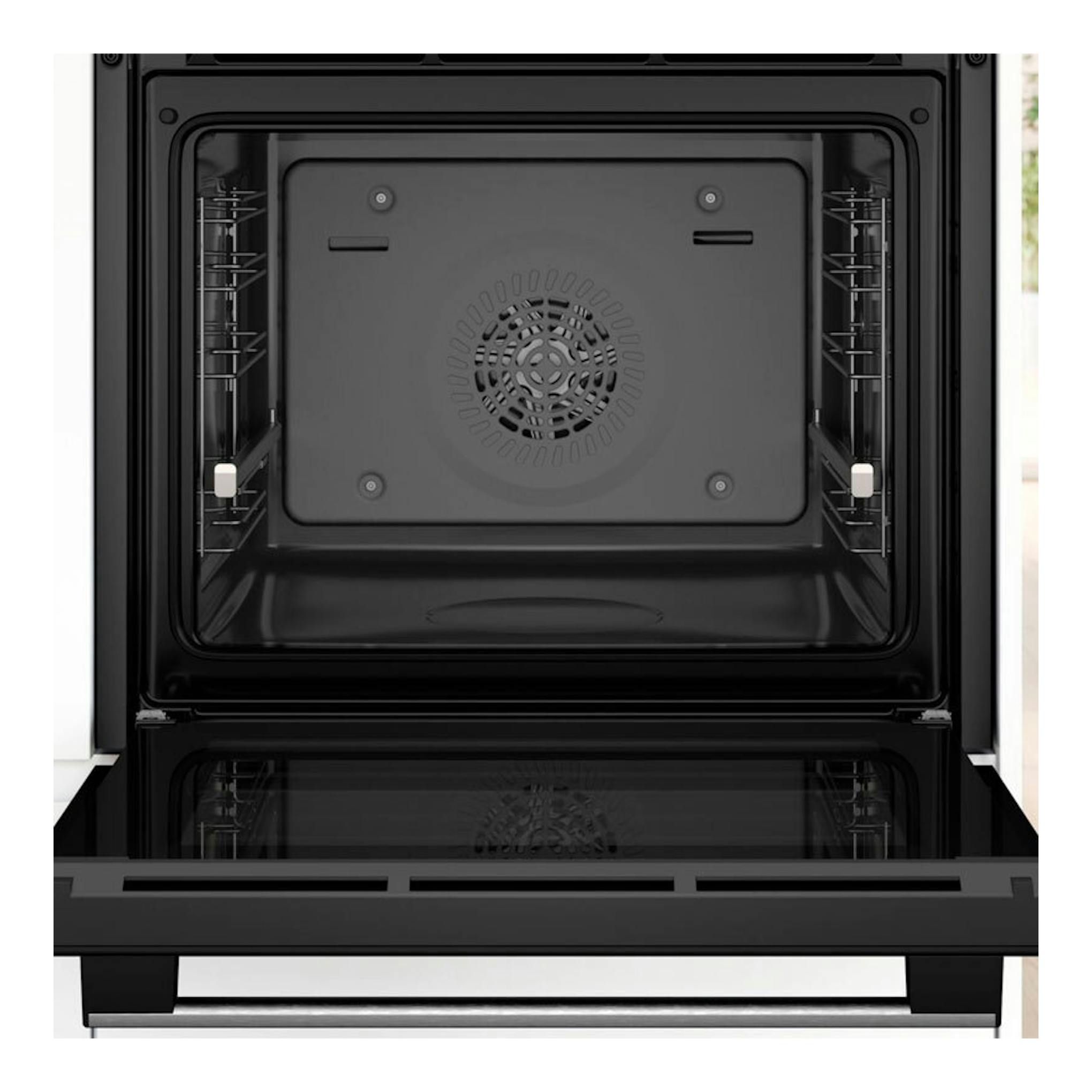 Interior de horno Bosch HBG536ES4 inox, vista frontal abierta, cavidad negra con ventilador trasero.