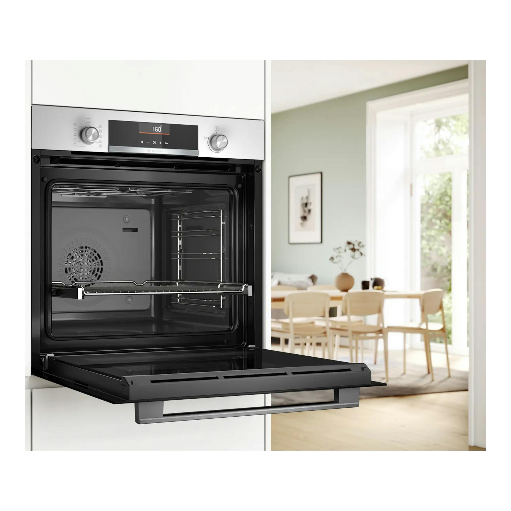 Bosch HBG536EW3: horno empotrado blanco y negro, puerta abatible abierta, panel frontal plateado.