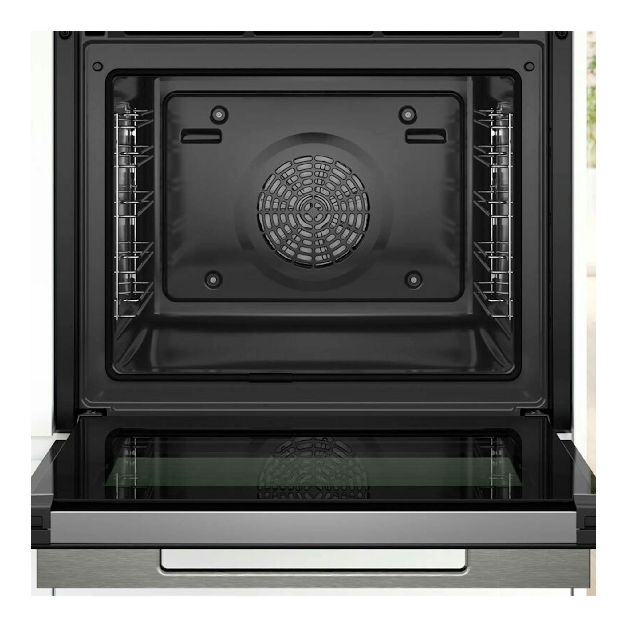 Interior de horno Bosch HBG7764B1 negro, vista frontal abierta, con ventilador y bandejas laterales.