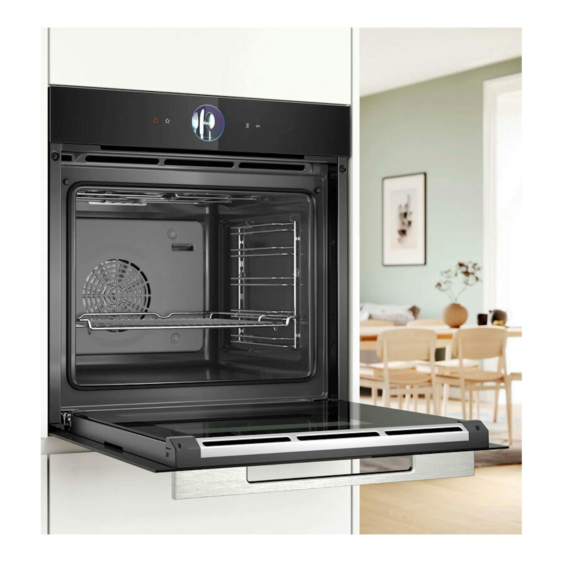 Horno Bosch HRG7361B1 negro, empotrado y con la puerta abatida, vista frontal del interior.