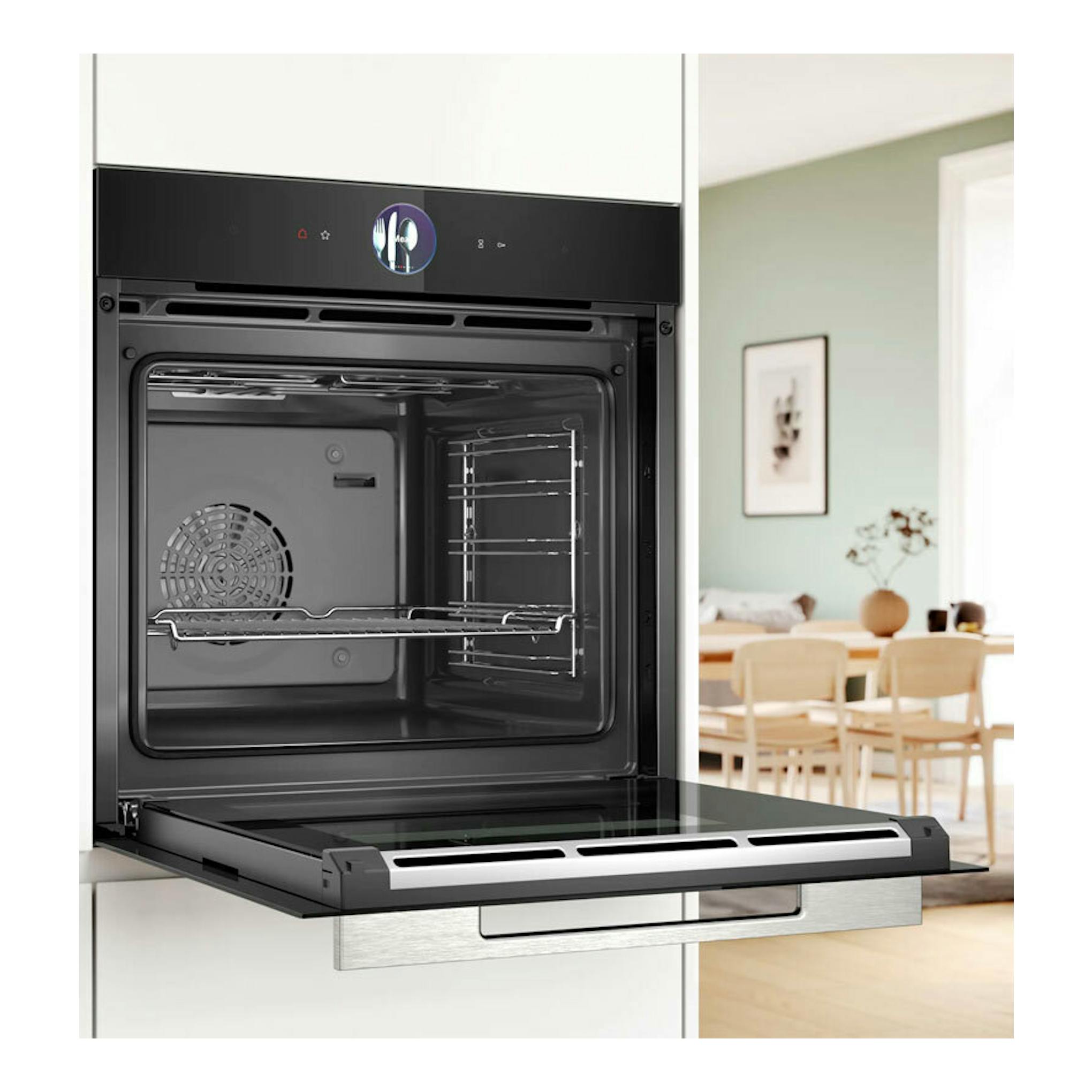 Horno Bosch HRG7361B1 negro, empotrado y con la puerta abatida, vista frontal del interior.