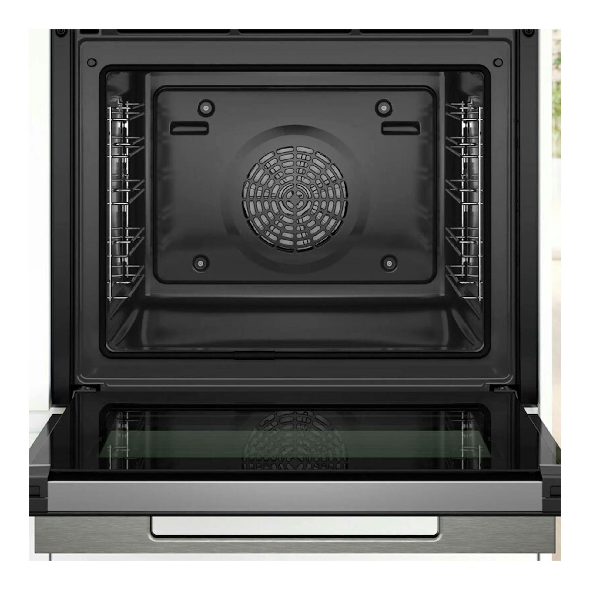 Horno Bosch HRG7761B1 negro, vista frontal interior con puerta abatible abierta y ventilador central.