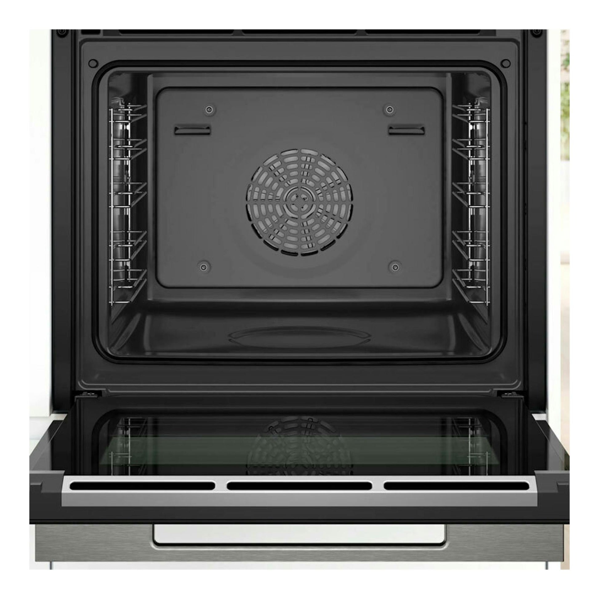 Horno Bosch HSG7361B1 negro, vista frontal del interior con ventilador circular y puerta abatible abierta.