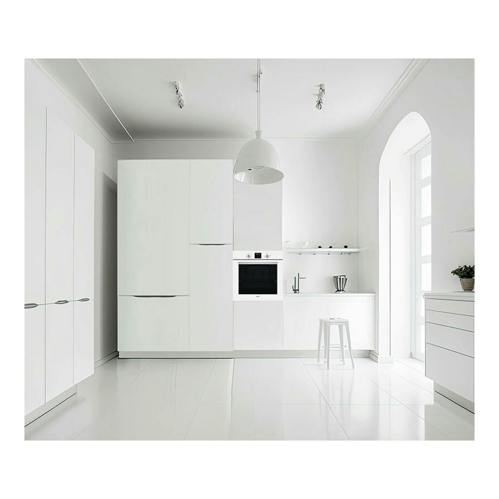 Horno Cata MDS8007WH de cristal blanco empotrado en cocina blanca, vista frontal.