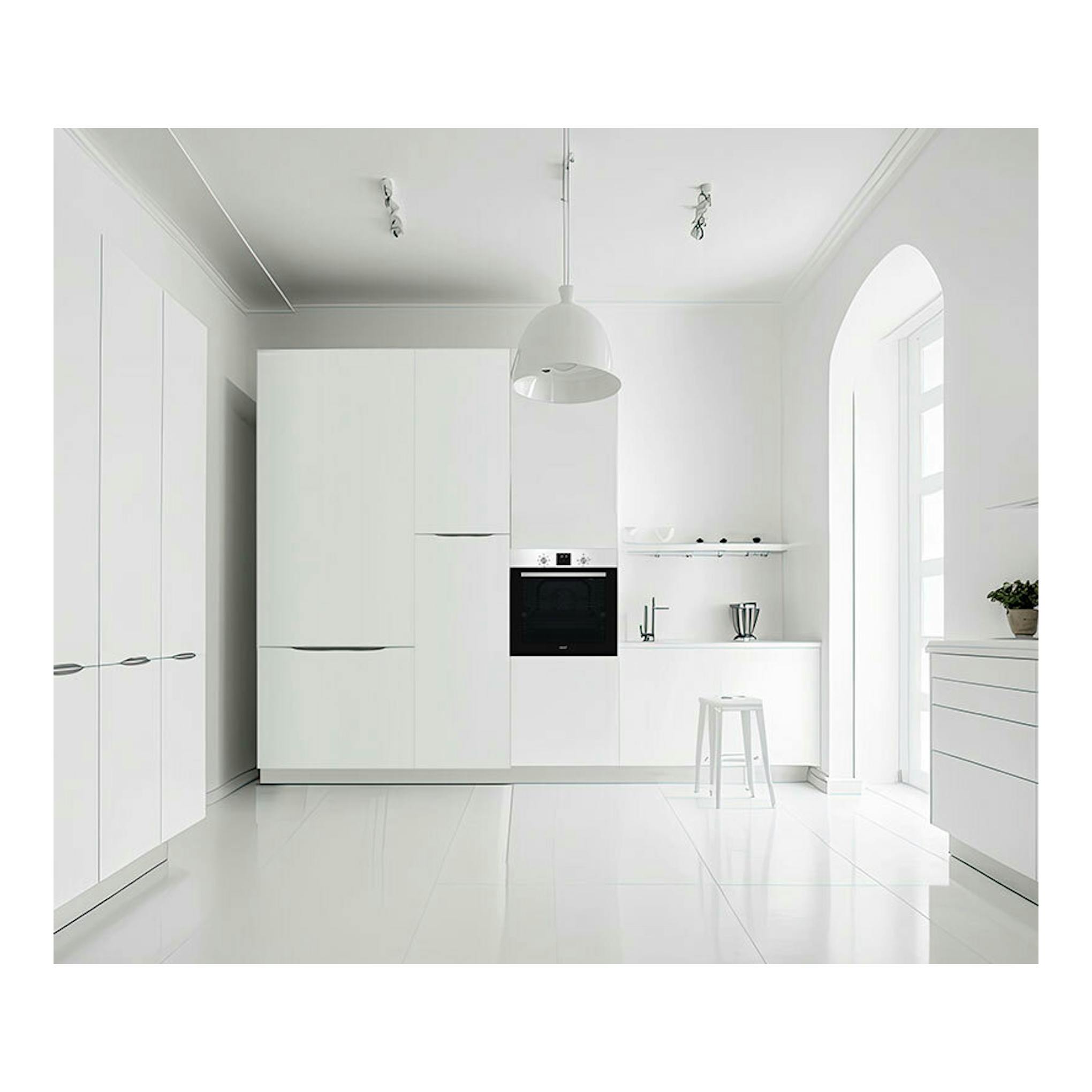 Horno Cata MDS8007X inox empotrado en cocina blanca, vista frontal, con puerta negra y mandos plateados.