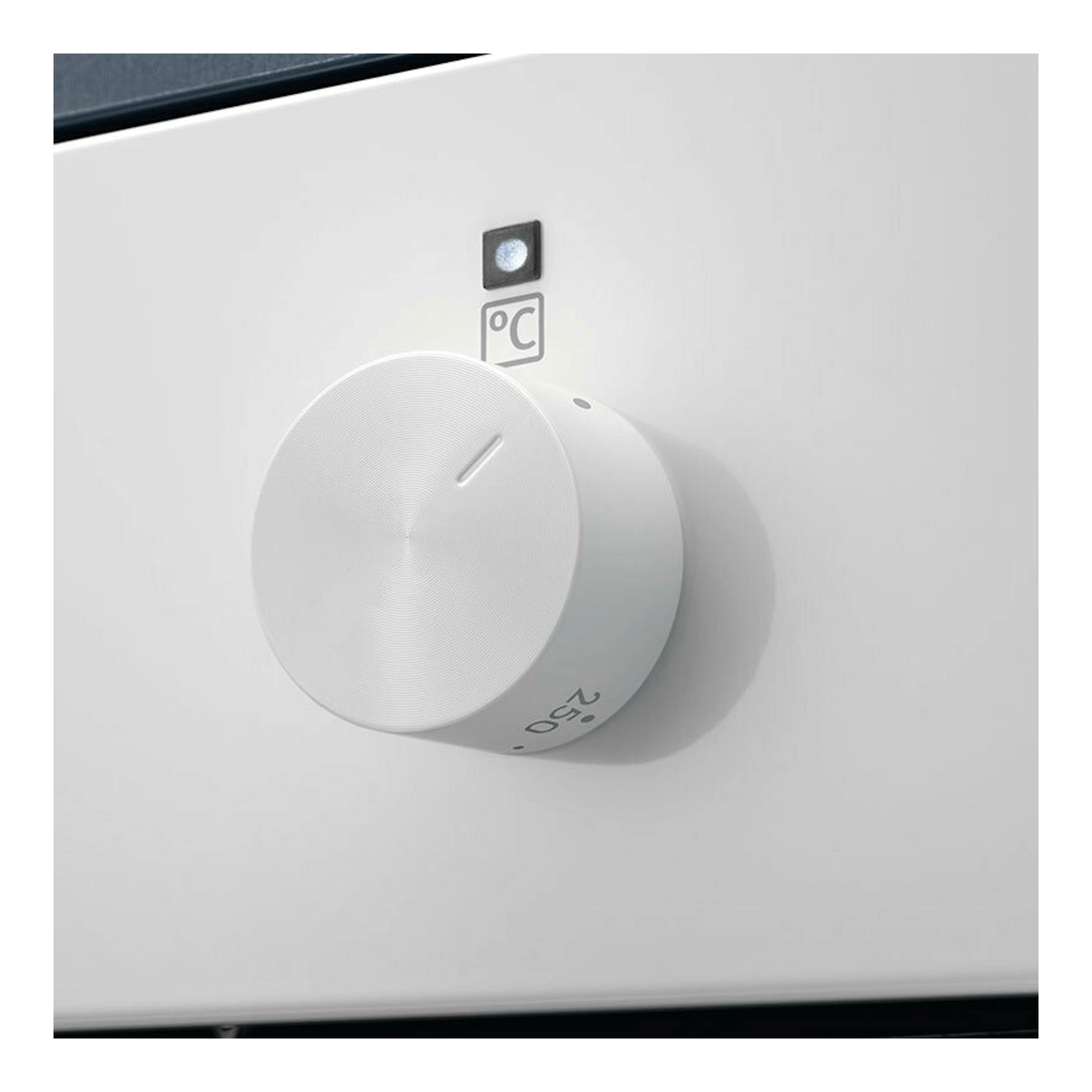 Horno Electrolux CKB101W blanco, primer plano del mando de temperatura con marca °C.