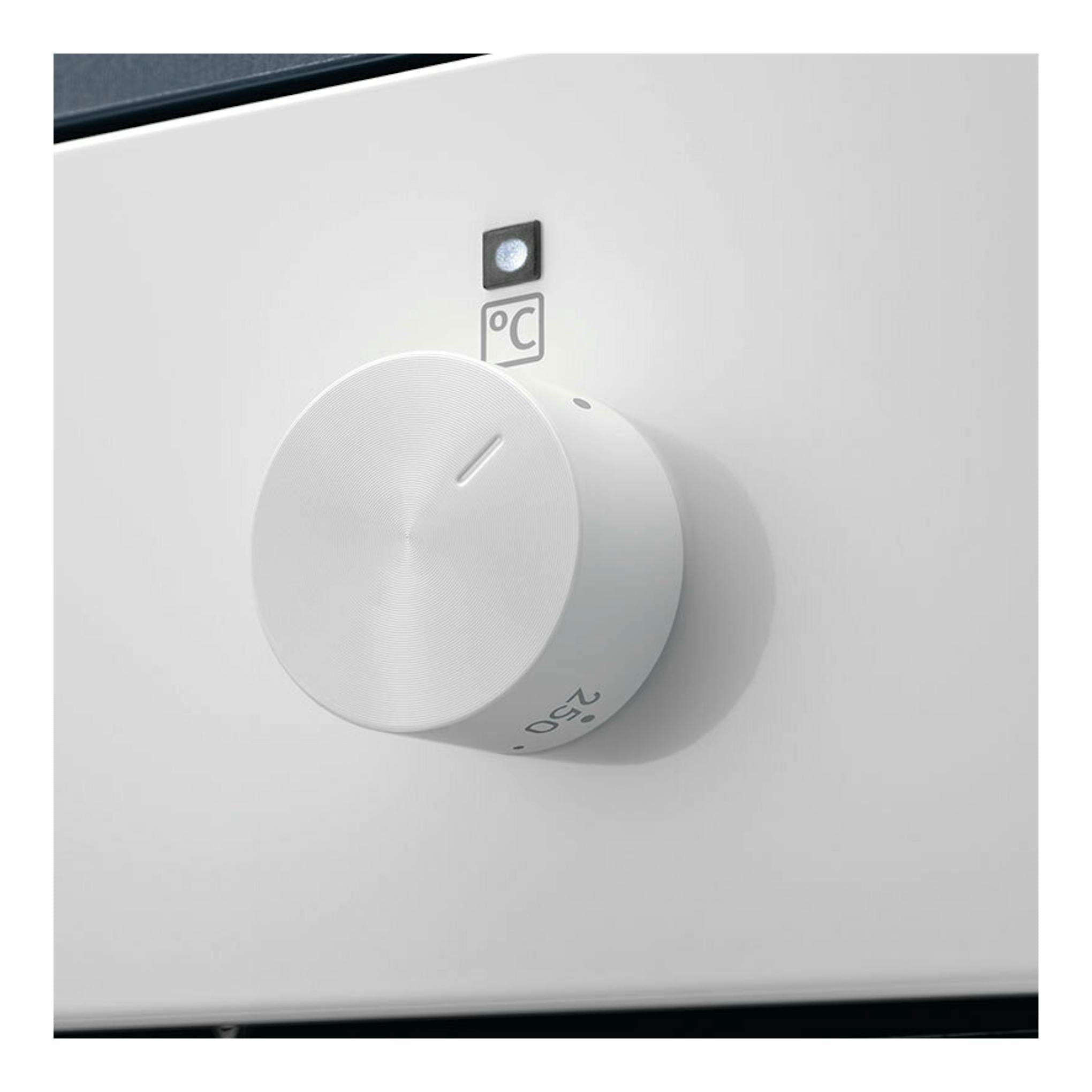 Horno Electrolux CKB101W blanco, primer plano del mando de temperatura con marca °C.