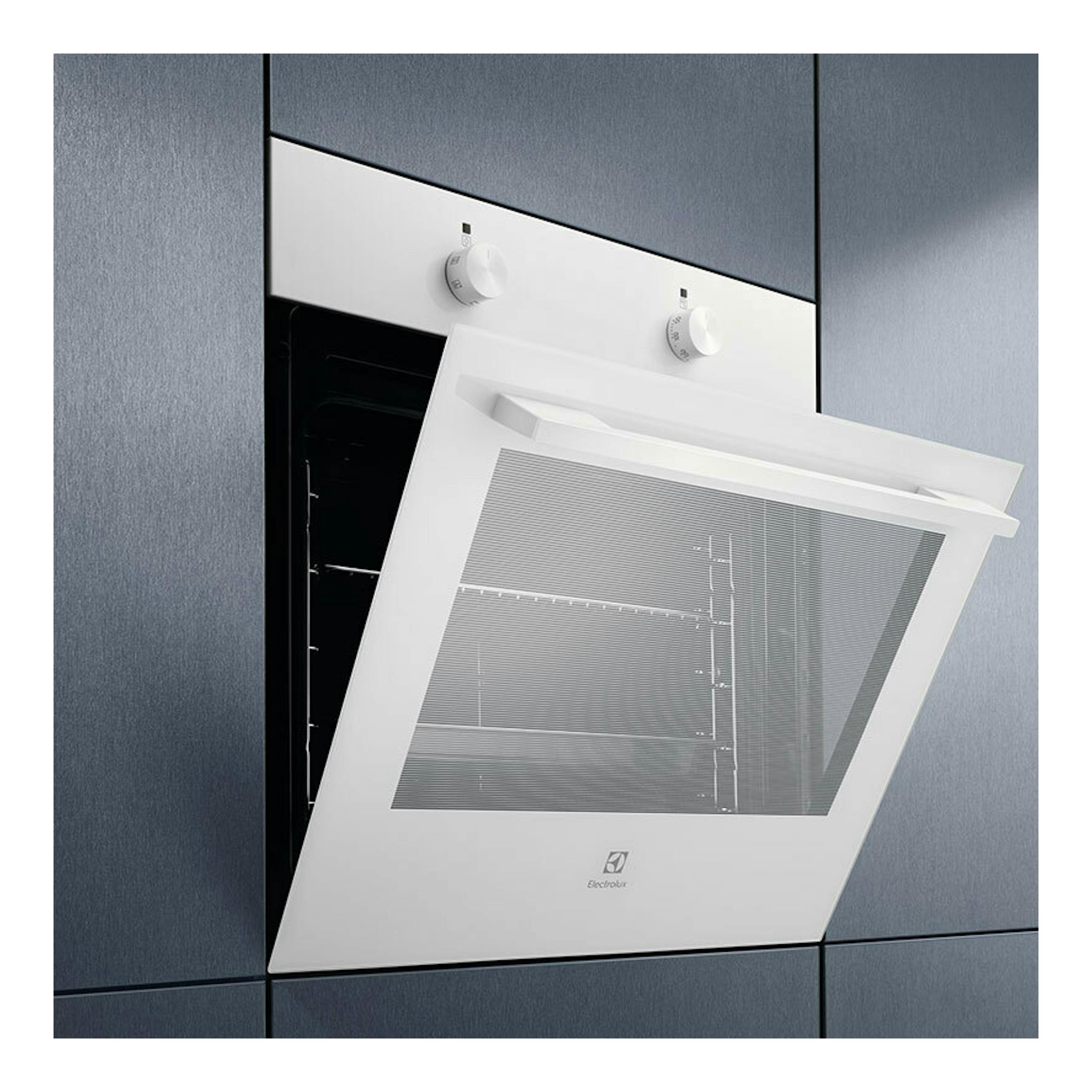Horno empotrado Electrolux CKB101W blanco, visto de frente con la puerta abatible abierta.