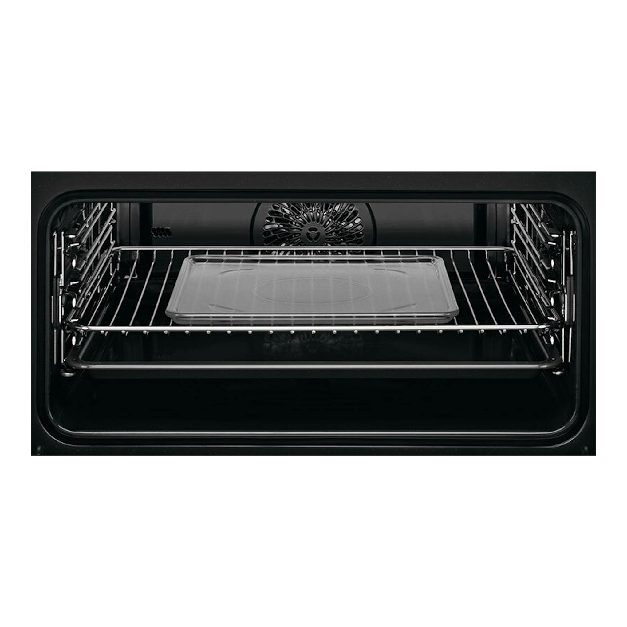 Horno Electrolux CKM806CX negro, vista frontal interior con rejilla, bandeja y ventilador trasero.