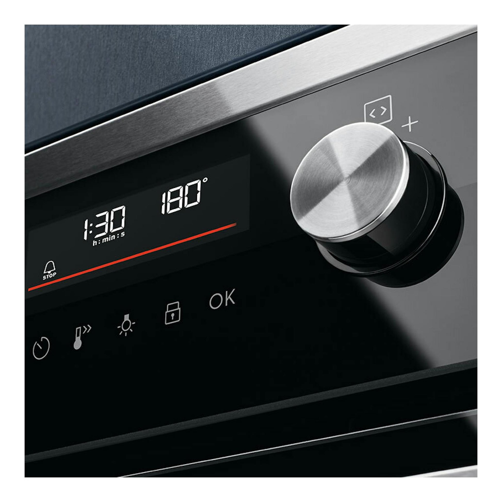 Electrolux CKM806CX, panel frontal negro de horno con display digital y mando giratorio metálico.