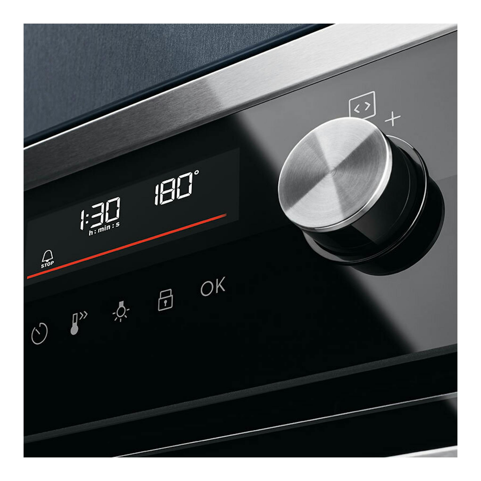 Electrolux CKM806CX, panel frontal negro de horno con display digital y mando giratorio metálico.