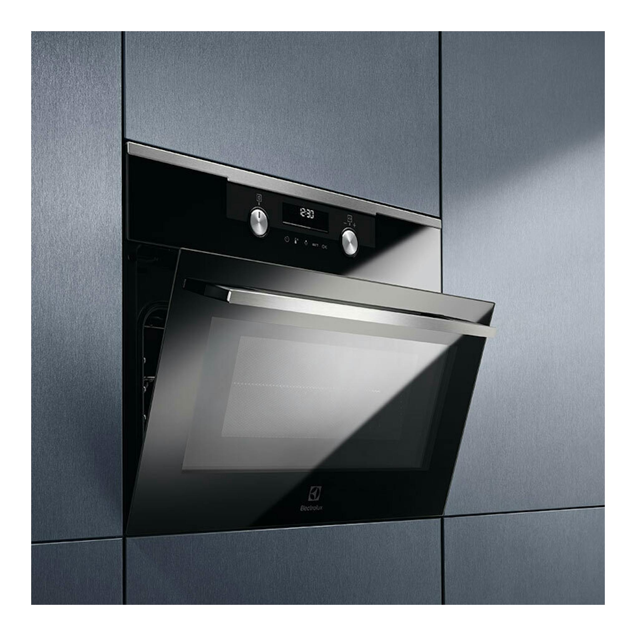 Horno empotrado Electrolux CKM806CX negro, vista frontal, con puerta abatible abierta y panel digital.