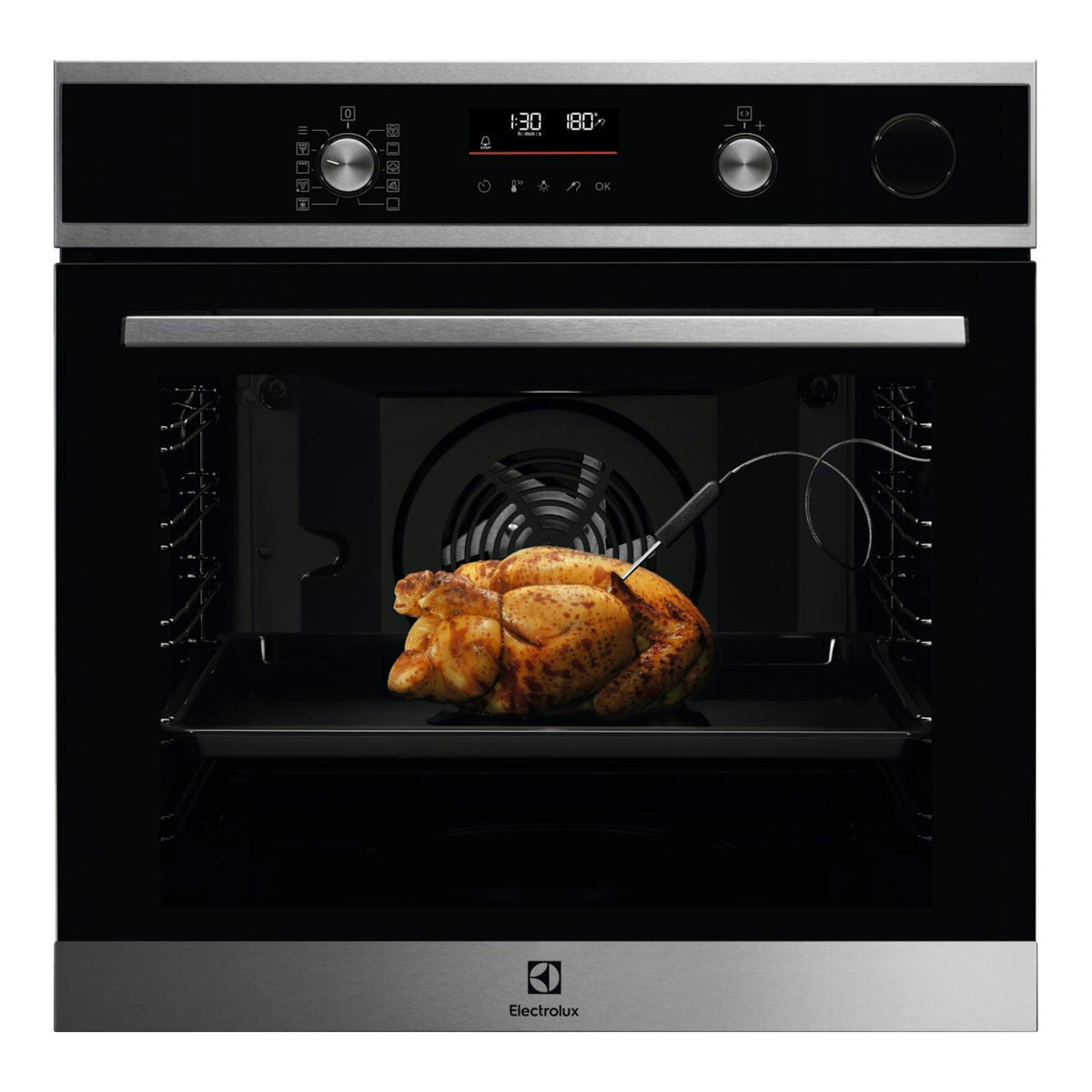 Horno empotrado Electrolux COP846X1, frontal, negro y acero inoxidable, con puerta abierta y pollo asado dentro.