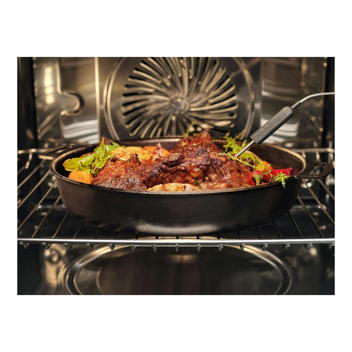 Horno Electrolux COP846X1 visto de frente, con bandeja de carne asada y sonda Food Sensor en el interior.