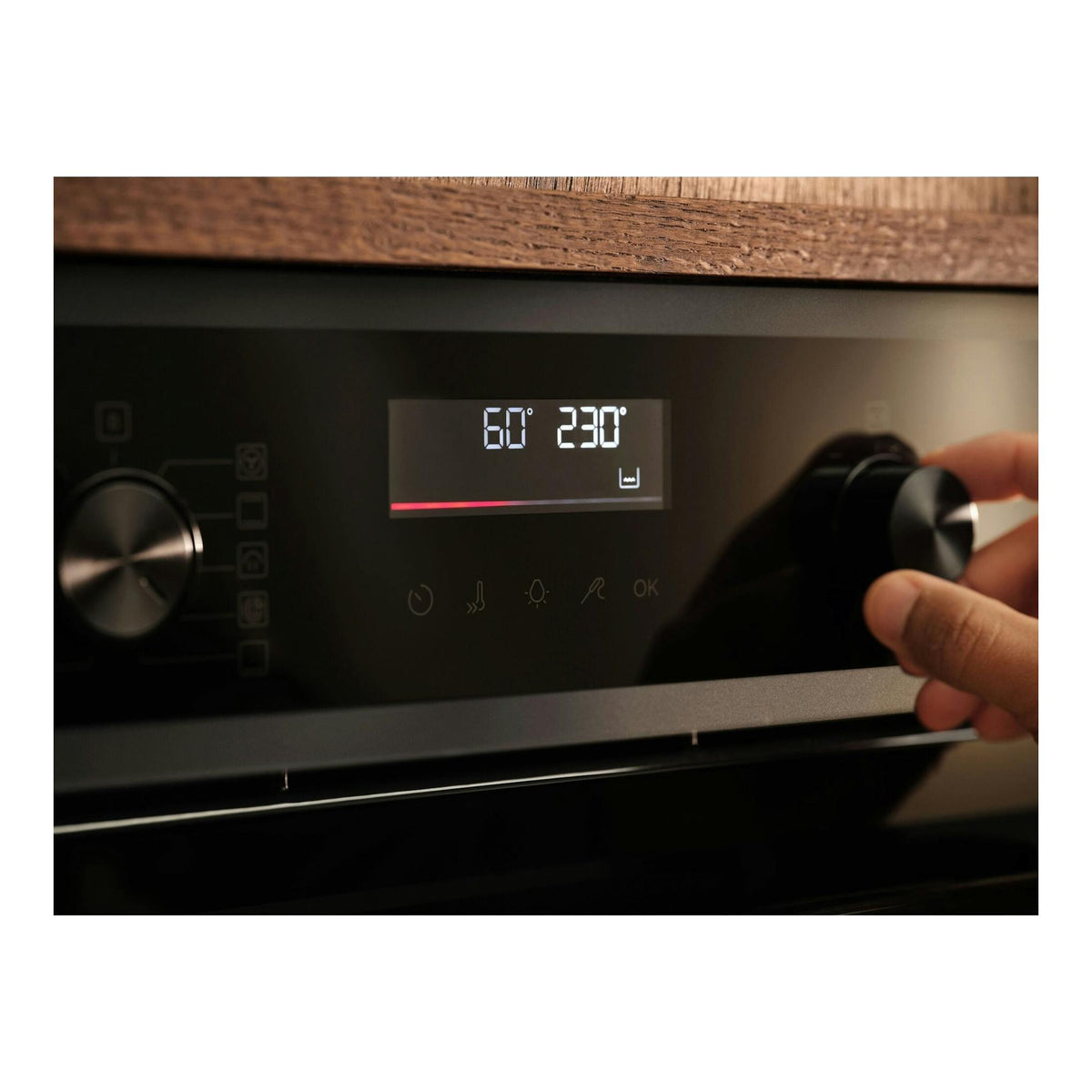 Horno Electrolux COP846X1 negro, panel digital con 230° y un mando siendo girado, vista frontal.
