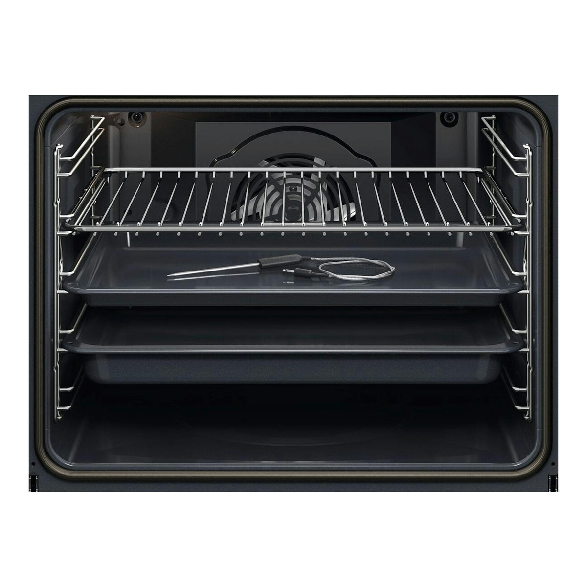 Interior de horno negro Electrolux COP846X1, vista frontal, con bandejas, parrilla y sonda.