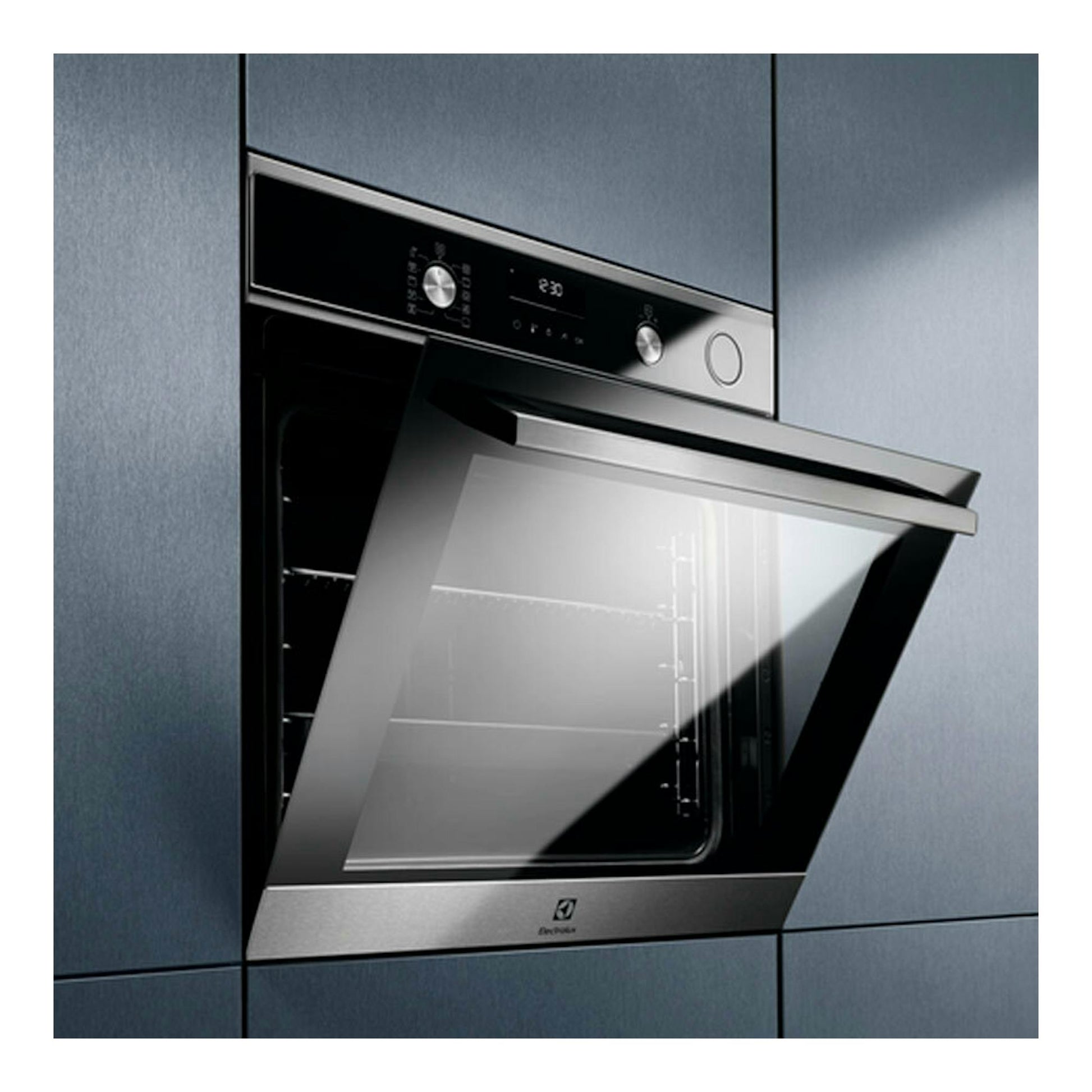 Horno empotrado Electrolux de acero inoxidable, con puerta abatible abierta y panel de control frontal.