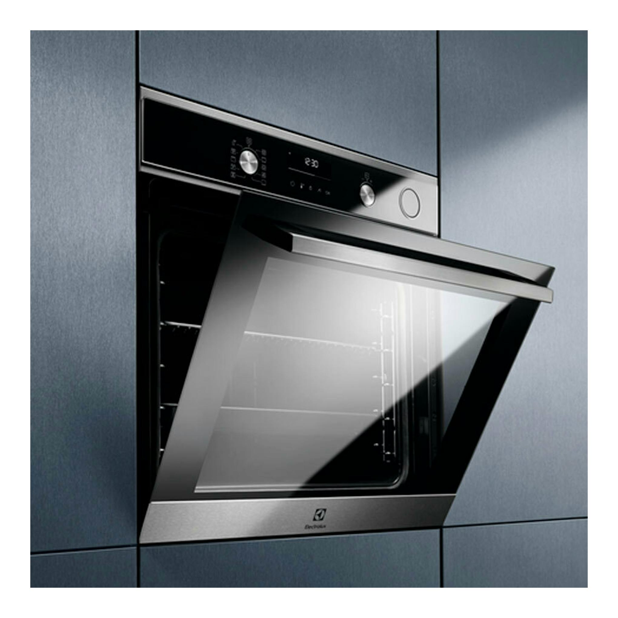 Horno empotrado Electrolux de acero inoxidable, con puerta abatible abierta y panel de control frontal.