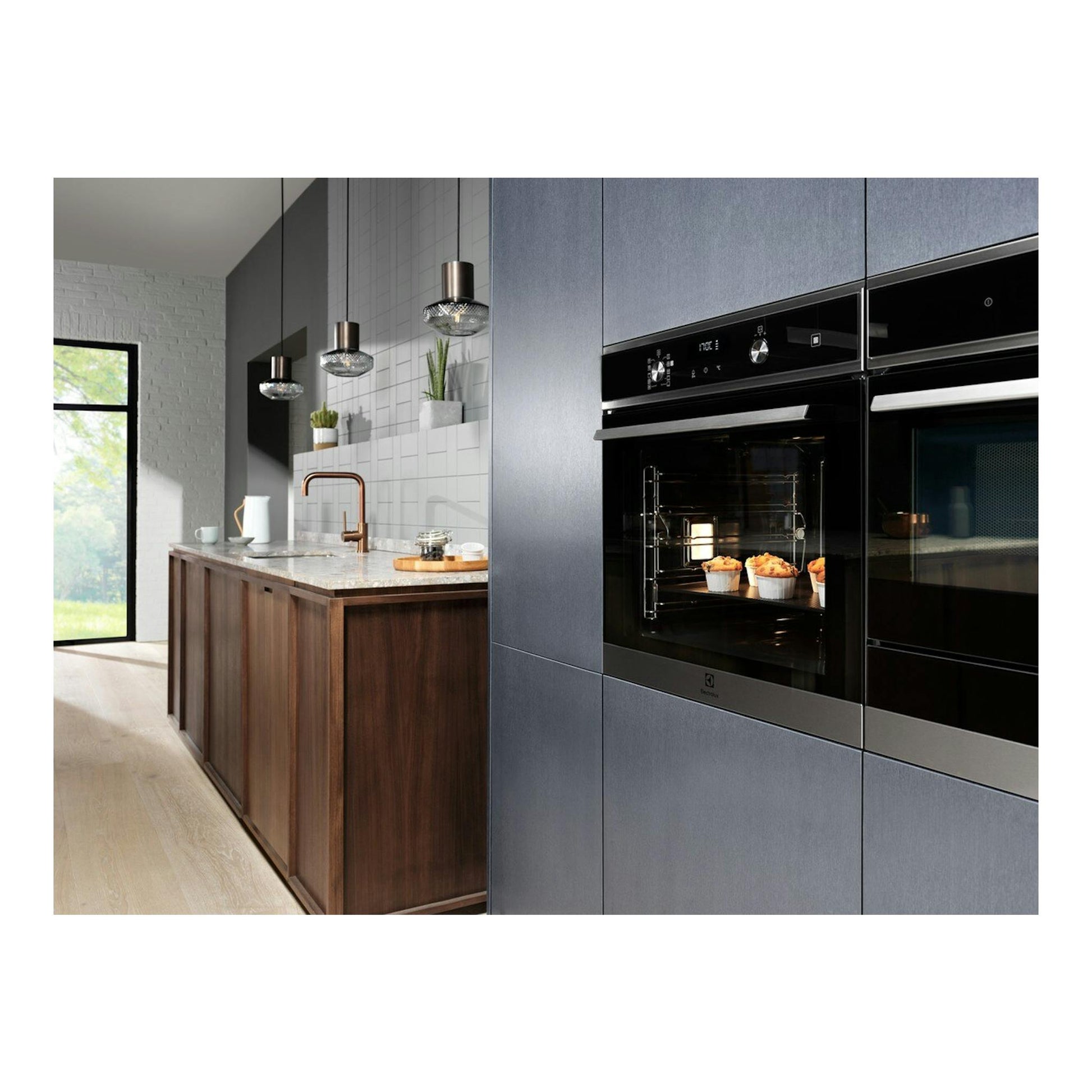 Horno empotrado Electrolux EOD6P77X negro, vista frontal oblicua, con puerta de cristal.