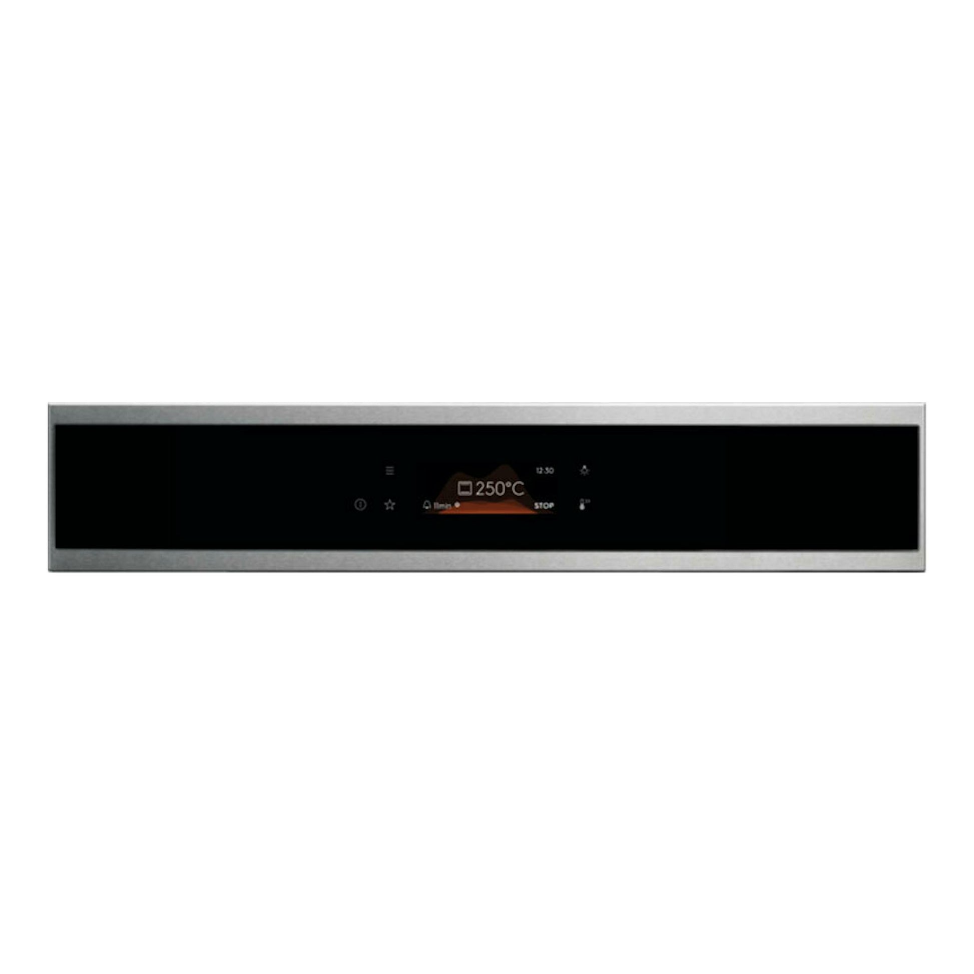 Horno Electrolux EOE8P39X negro, vista frontal, panel digital negro con marco de acero inoxidable.
