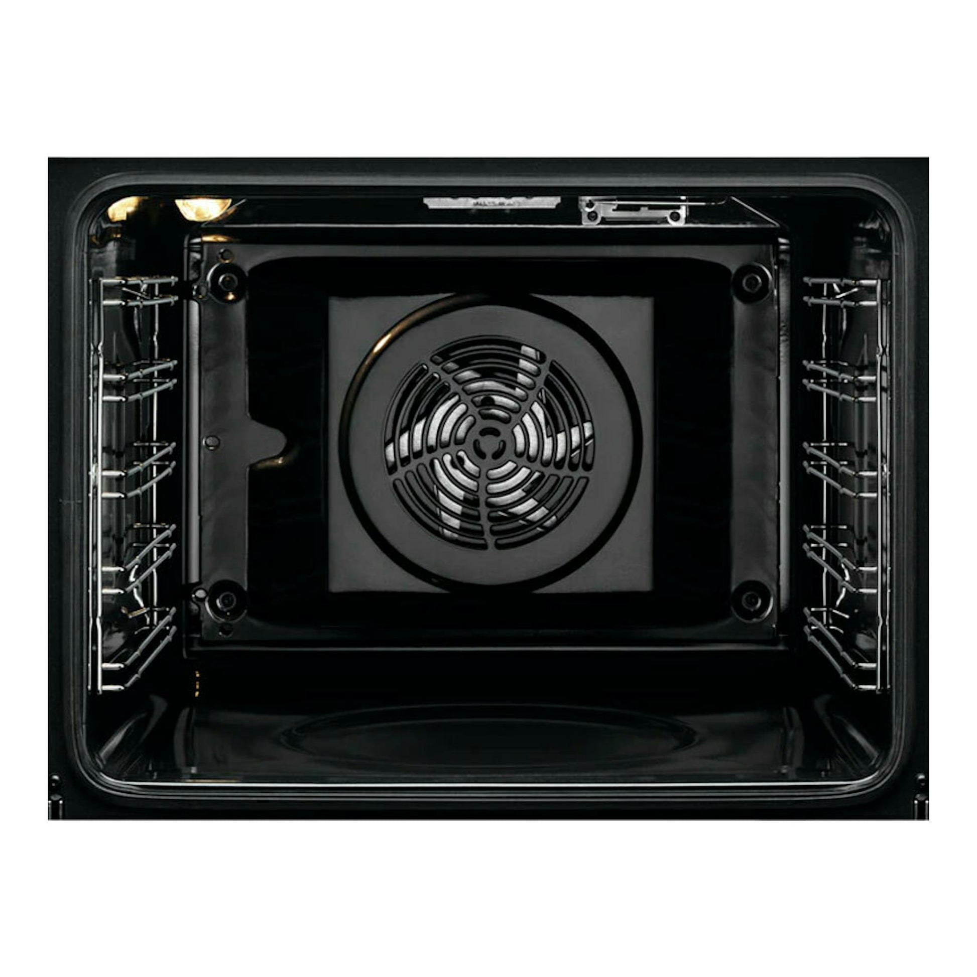 Interior de horno Electrolux EOE8P39X negro, vista frontal con ventilador central y rejillas laterales.