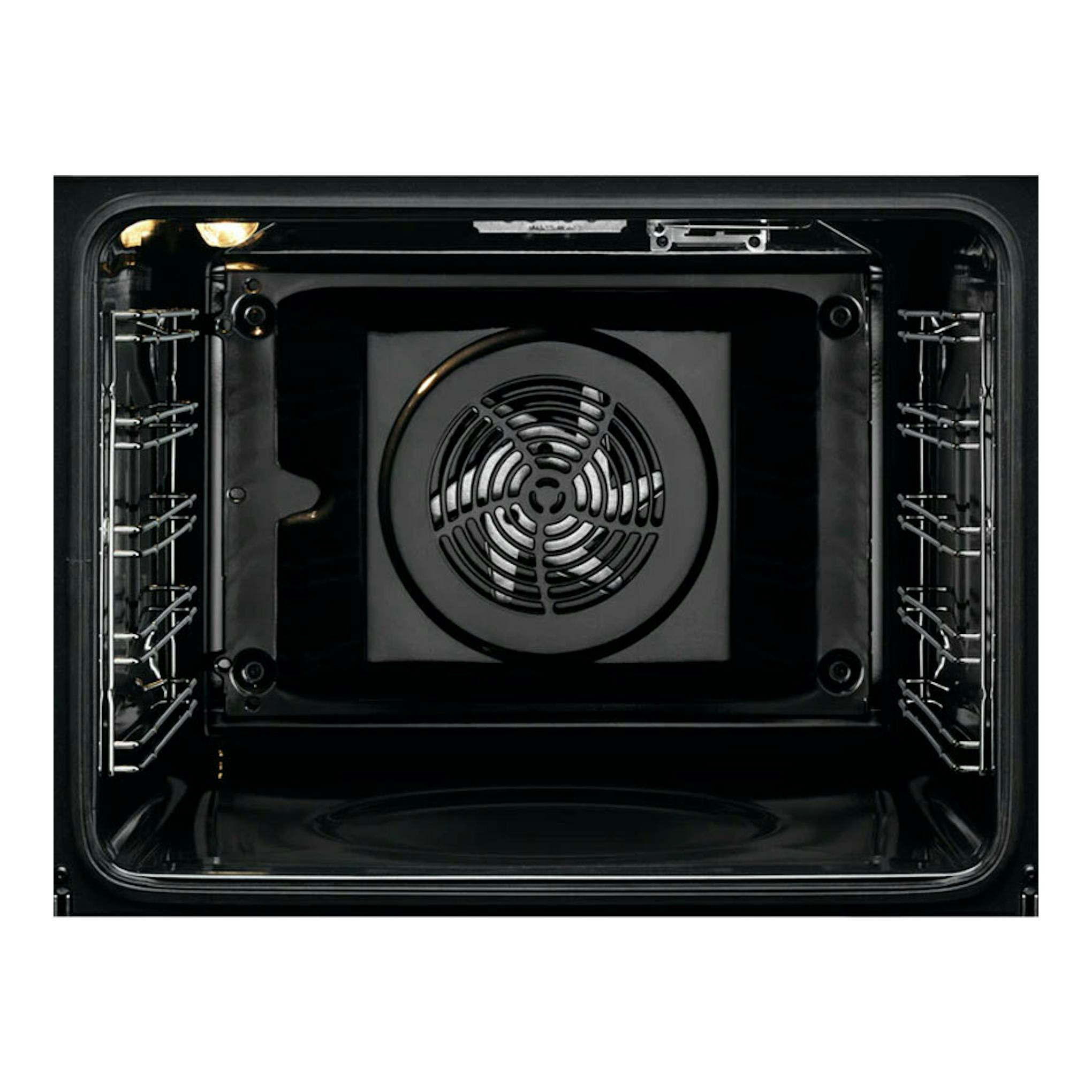 Interior de horno Electrolux EOE8P39X negro, vista frontal con ventilador central y rejillas laterales.